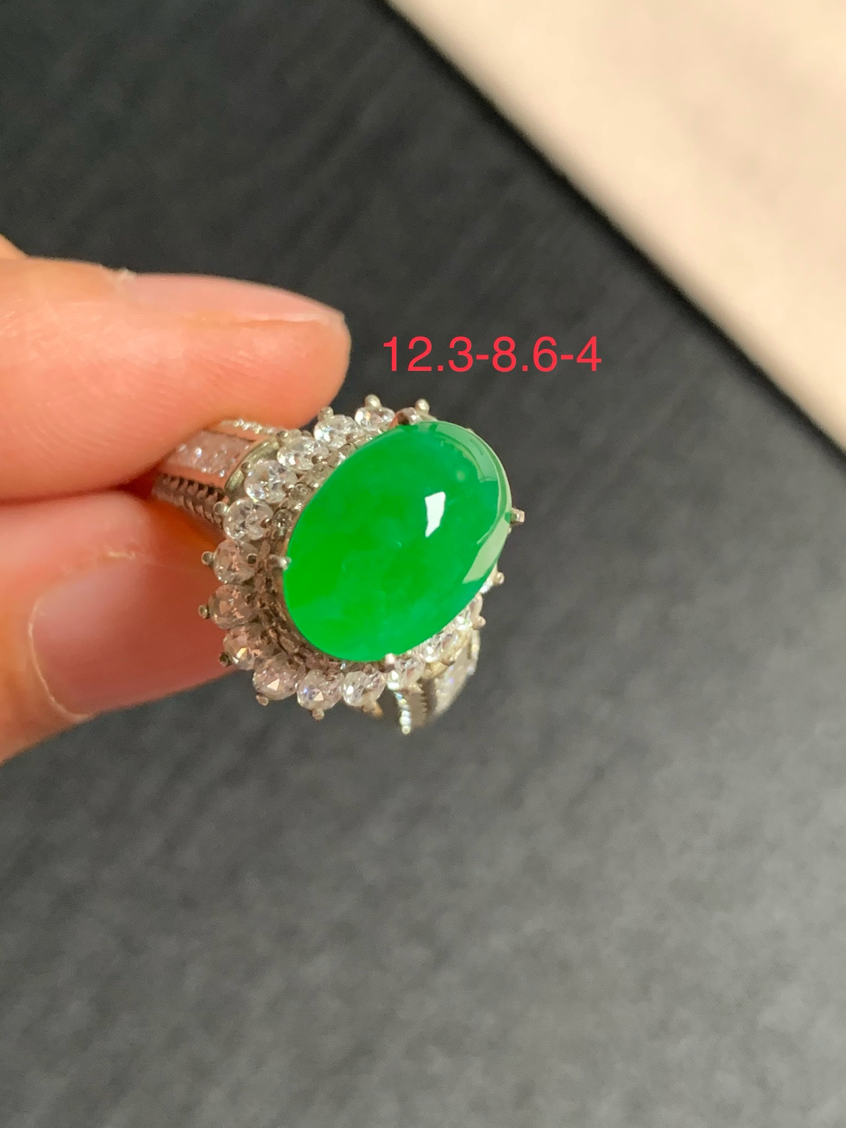 冰阳绿戒面
无纹裂，种好色好品相好，色泽艳丽纯正，老坑种质地细腻水灵饱满