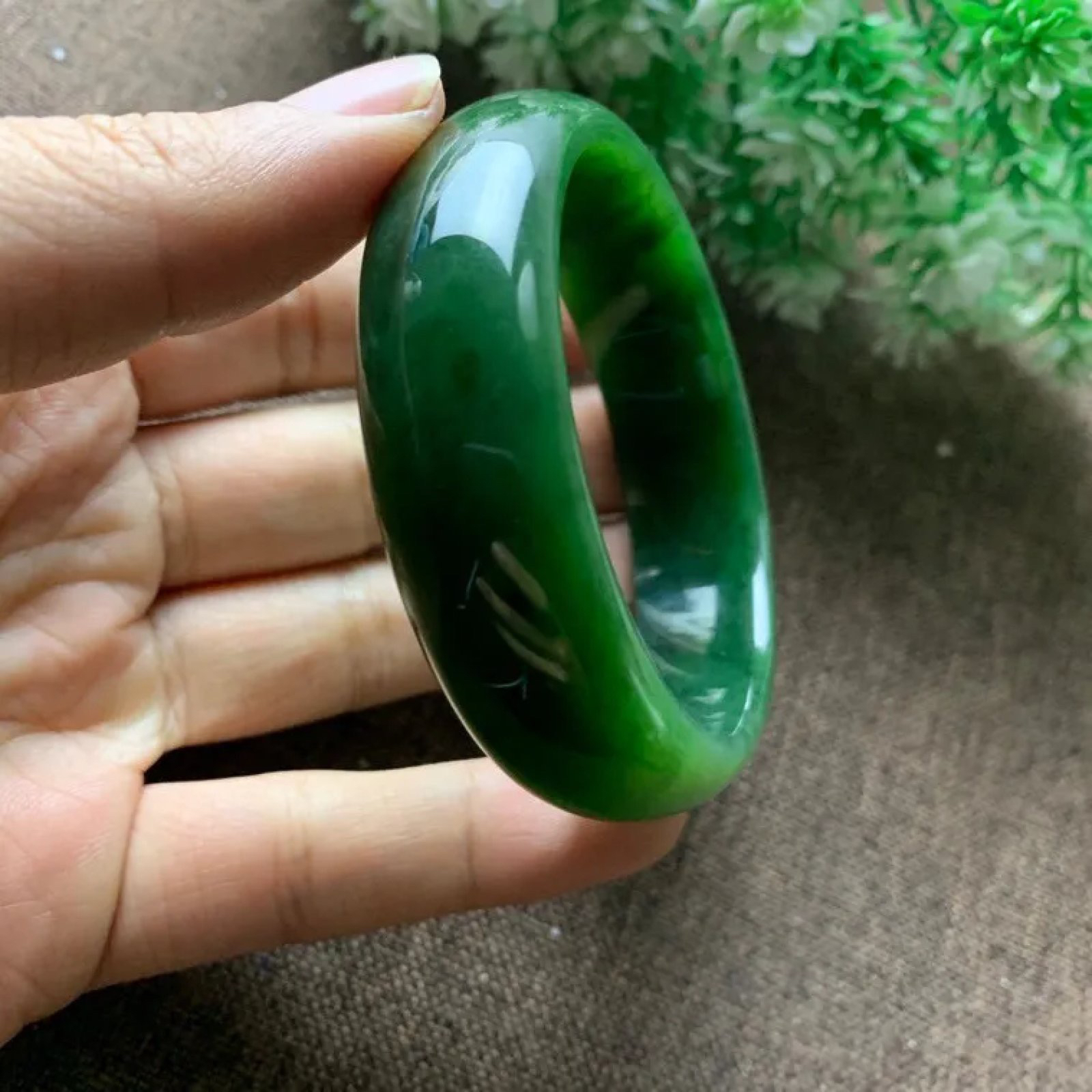 和田玉碧玉55.8圈口菠菜绿宽版手镯，玉质细腻油润 底色纯净 脂粉好，品质好