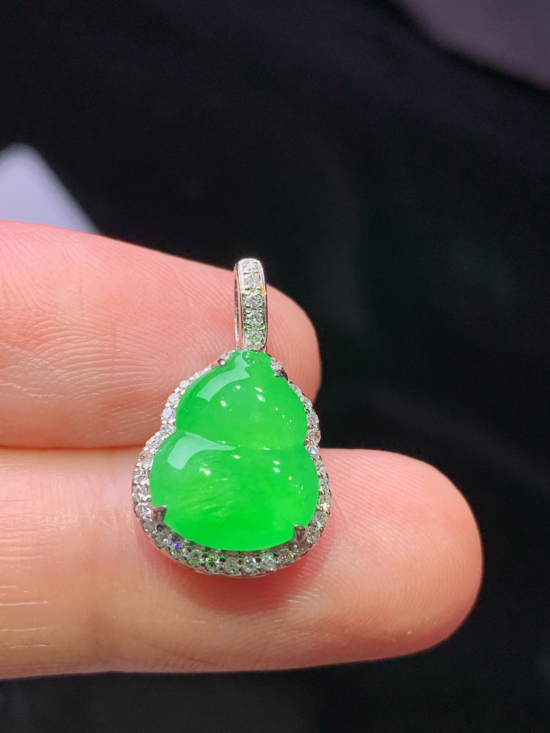 18k金钻镶嵌冰阳绿葫芦吊坠 玉质细腻 色泽艳丽清新 水润亮眼 整体尺寸19.7*11.6*6.5 h1