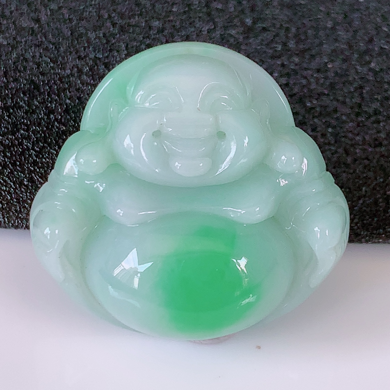 自然光实拍，冰润飘绿翡翠佛公吊坠，开心笑佛，种老水足，颜色漂亮，立体饱满圆润， 佩戴效果赞#50尺寸