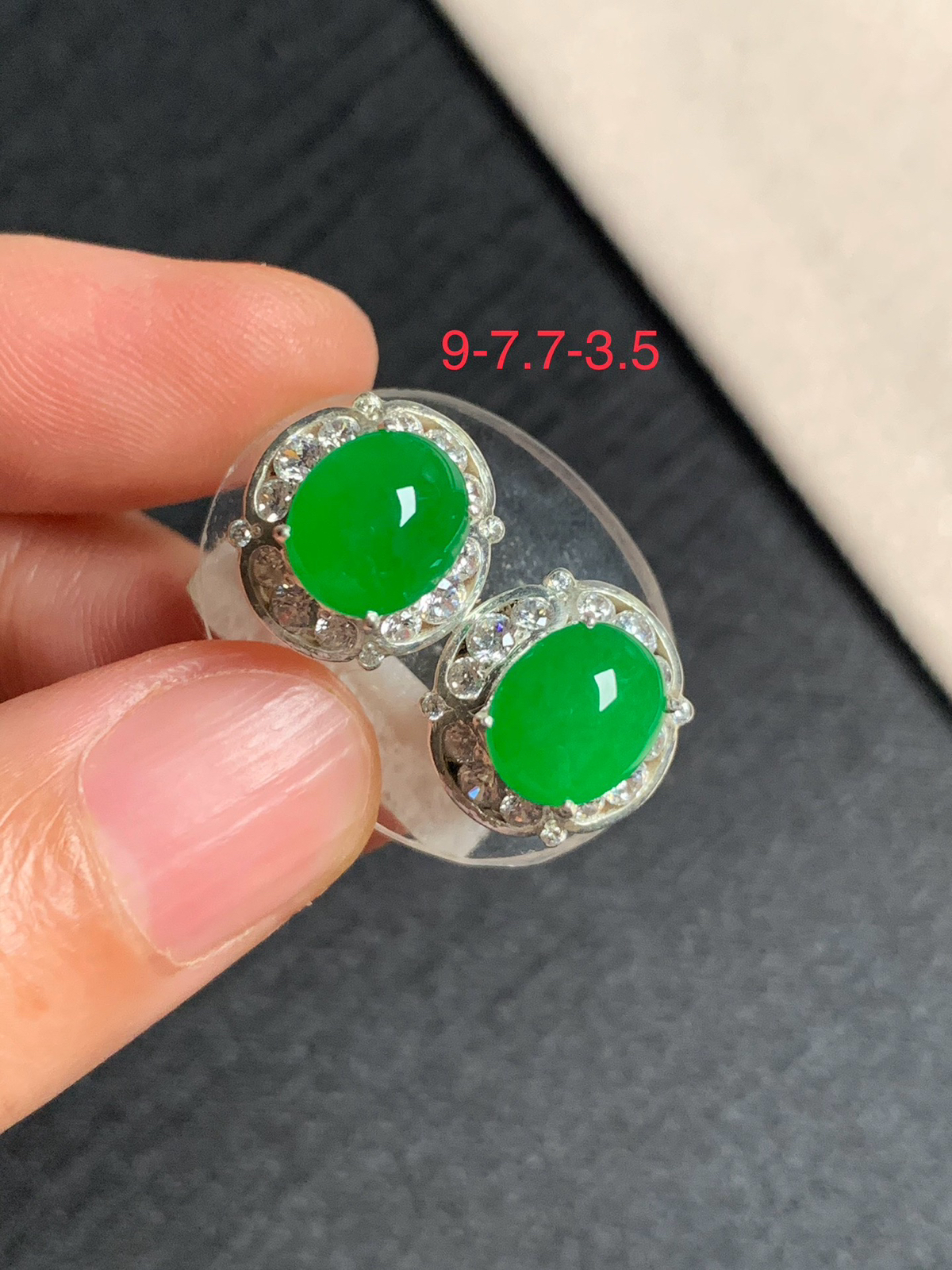 冰种辣阳绿耳钉
无纹裂，种好色好品相好，色泽艳丽纯正，老坑种质地细腻水灵饱满圆润
