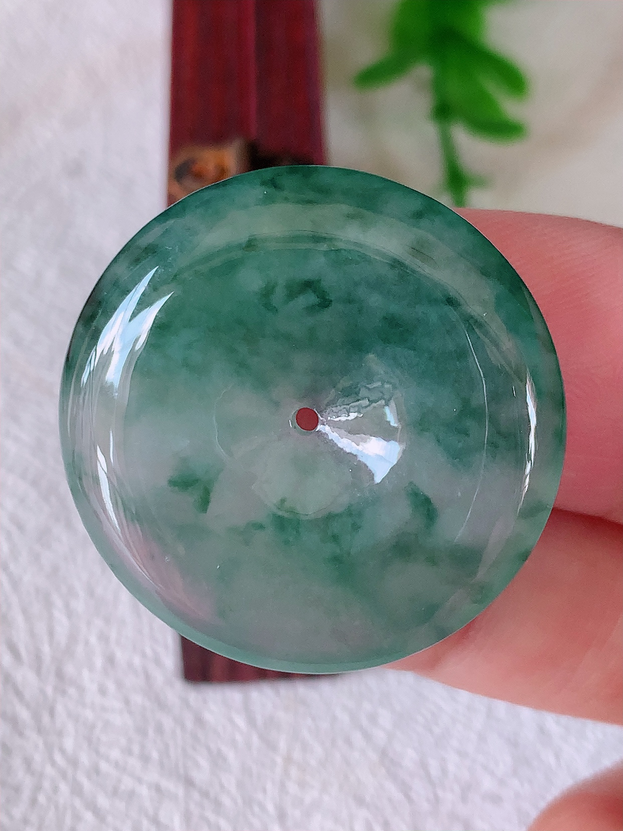 自然光实拍，冰飘花翡翠平安扣吊坠，冰透，灵动飘逸，寓意平平安安，平安扣佩戴端庄漂亮！#50尺寸31-5