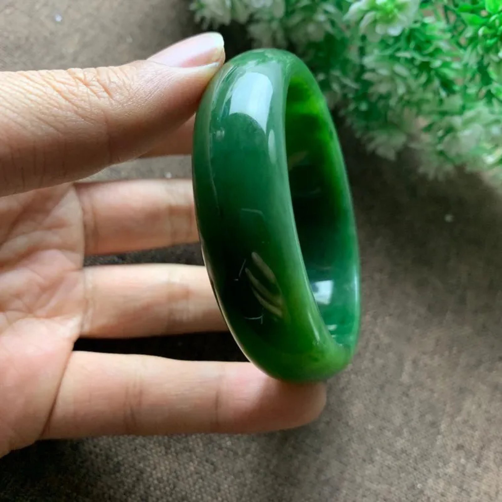 和田玉碧玉55.8圈口菠菜绿宽版手镯，玉质细腻油润 底色纯净 脂粉好，品质好