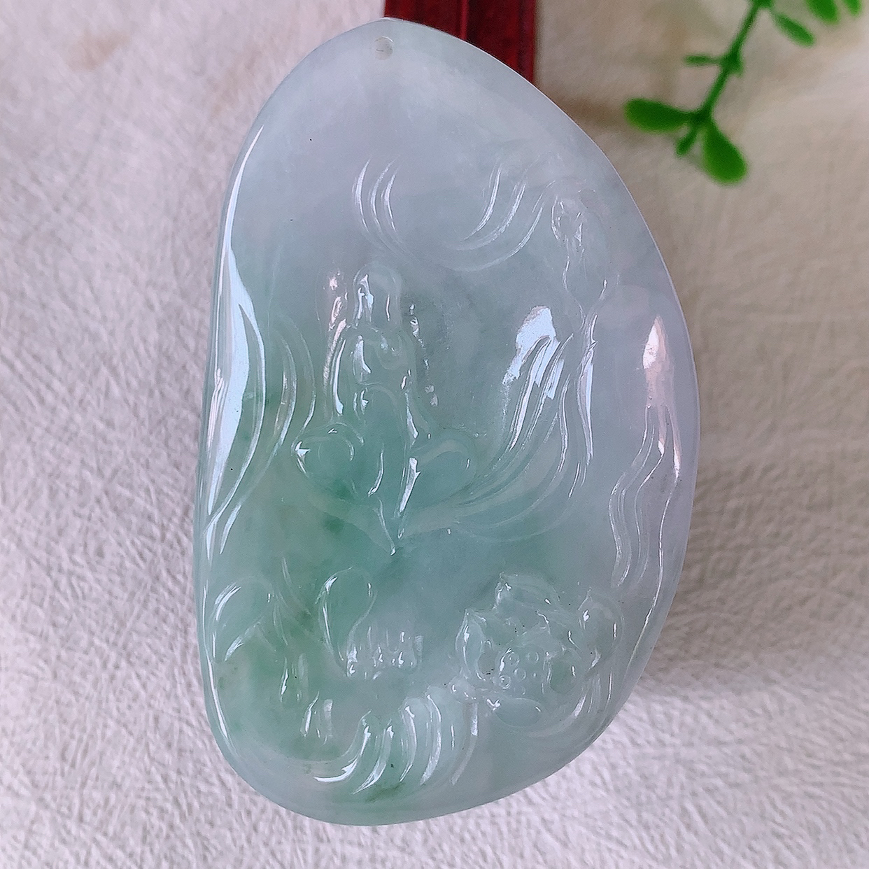 自然光实拍，冰润飘花翡翠悟道吊坠，悟道寓意“祥和，安宁，吉祥，幸福”，佩戴效果优雅迷人， 性价比超高