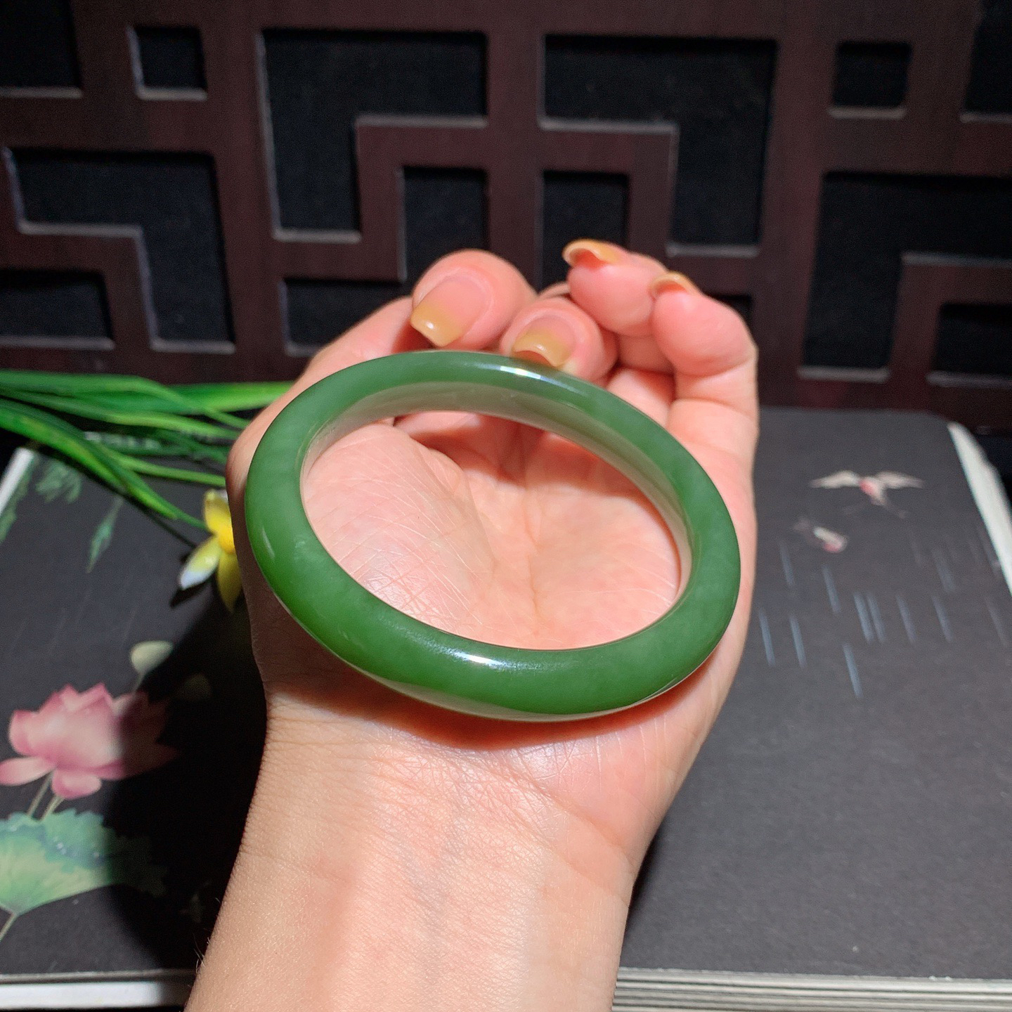 和田玉56.5圈口菠菜绿碧玉手镯！玉质细腻油润 底色纯净 脂粉好，品质高。
