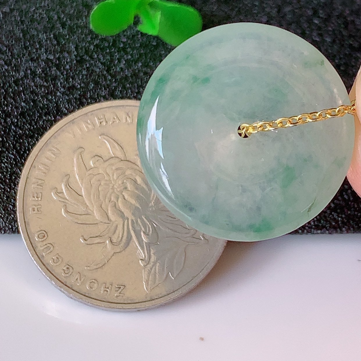 自然光实拍，冰种飘花翡翠平安扣吊坠，冰透，灵动飘逸，寓意平平安安， 平安扣佩戴端庄漂亮！#50尺寸22-4.5