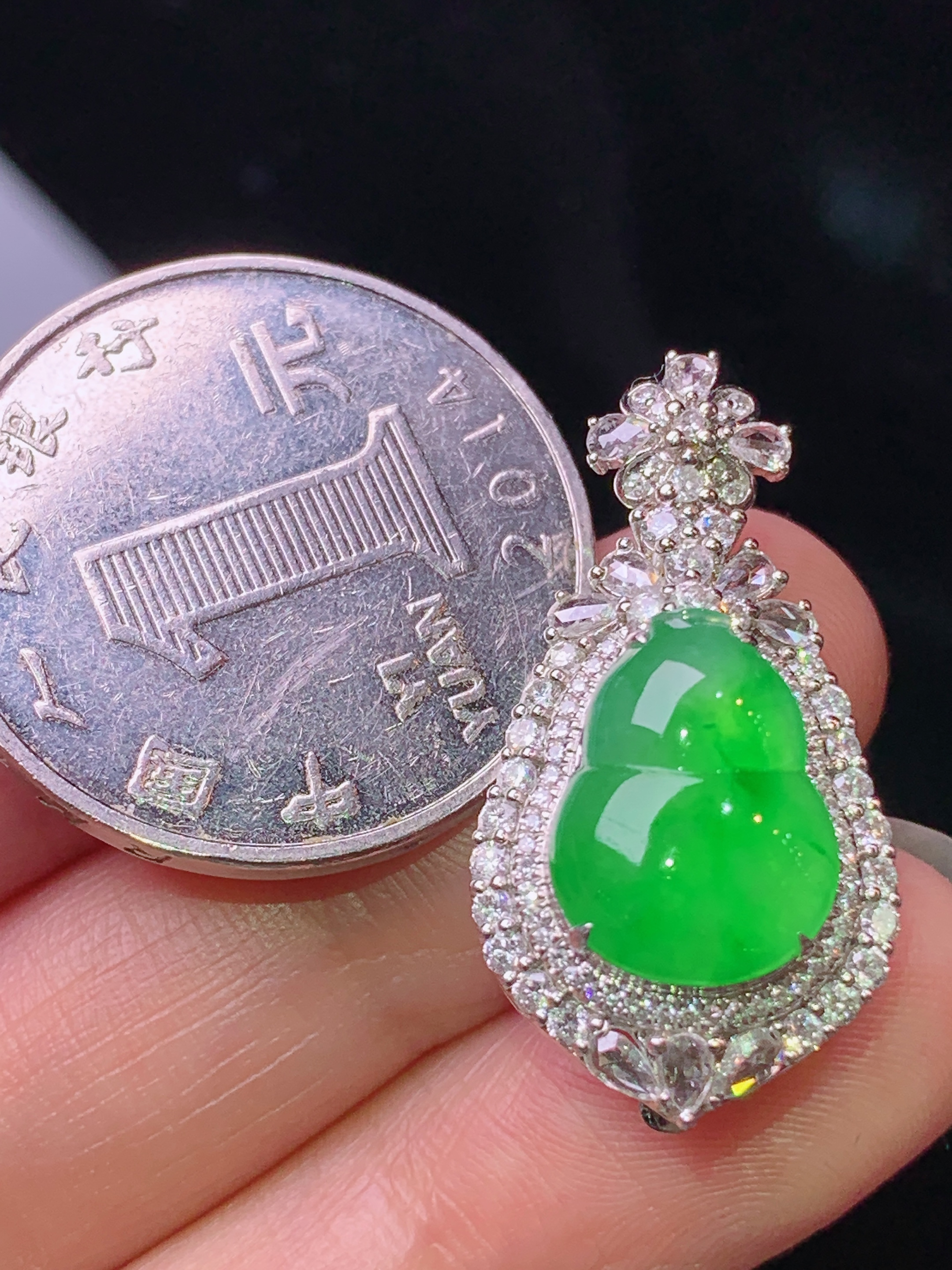 18k金钻镶嵌冰阳绿葫芦吊坠 玉质细腻 色泽艳丽清新 水润亮眼 整体尺寸28.2*14.7*10 h1