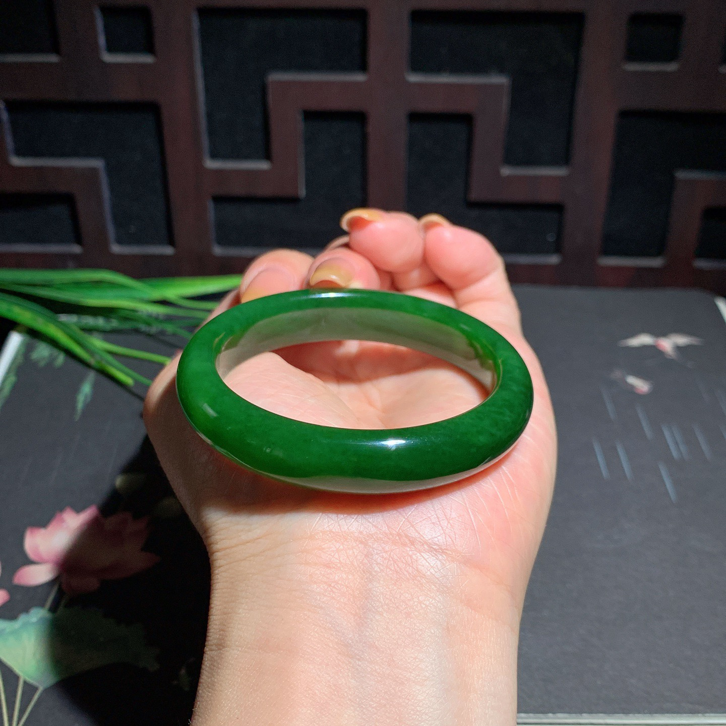 和田玉52圈口阳绿色碧玉手镯！玉质细腻油润 底色纯净 脂粉好，品质高。