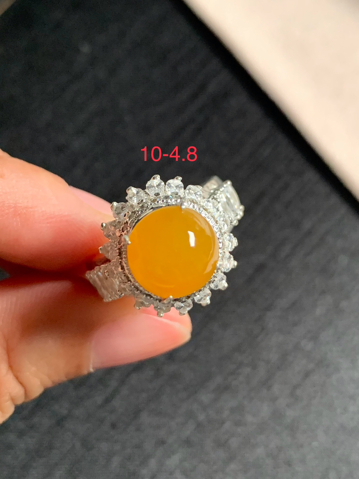冰黄翡正圆馒头戒面
无纹裂，种好色美品相好，色泽艳丽纯正，老坑种质地细腻水灵饱满圆润