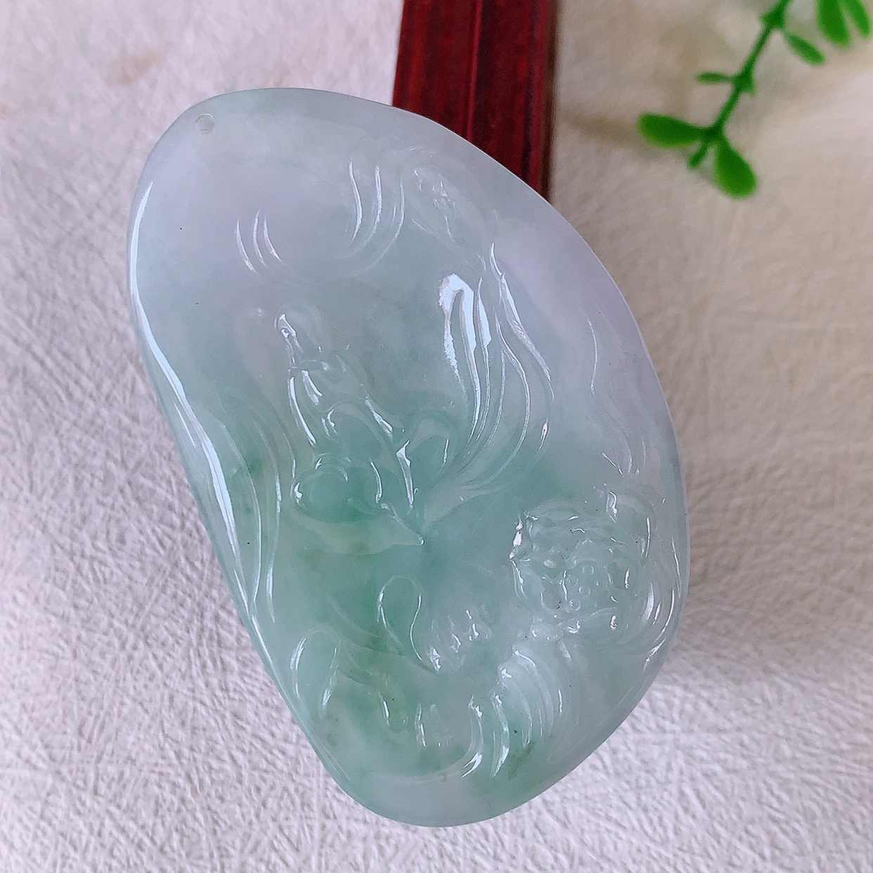 自然光实拍，冰润飘花翡翠悟道吊坠，悟道寓意“祥和，安宁，吉祥，幸福”，佩戴效果优雅迷人， 性价比超高！#50尺寸59.5*36.5*5.6