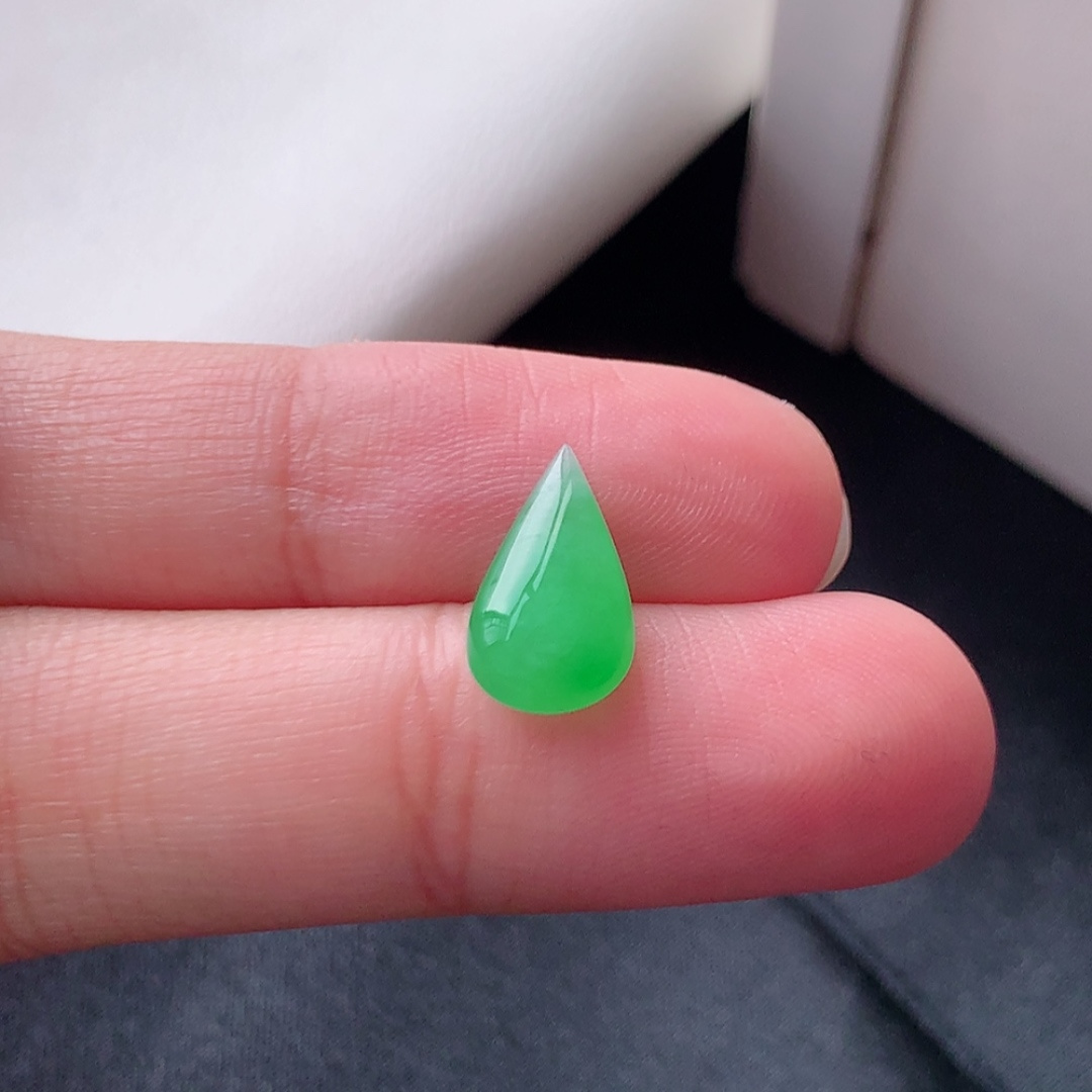 冰阳绿水滴挂件。色阳色艳，种老水润，饱满肉厚，佩戴清新优雅 货号17528，13.2-7.6-3.4