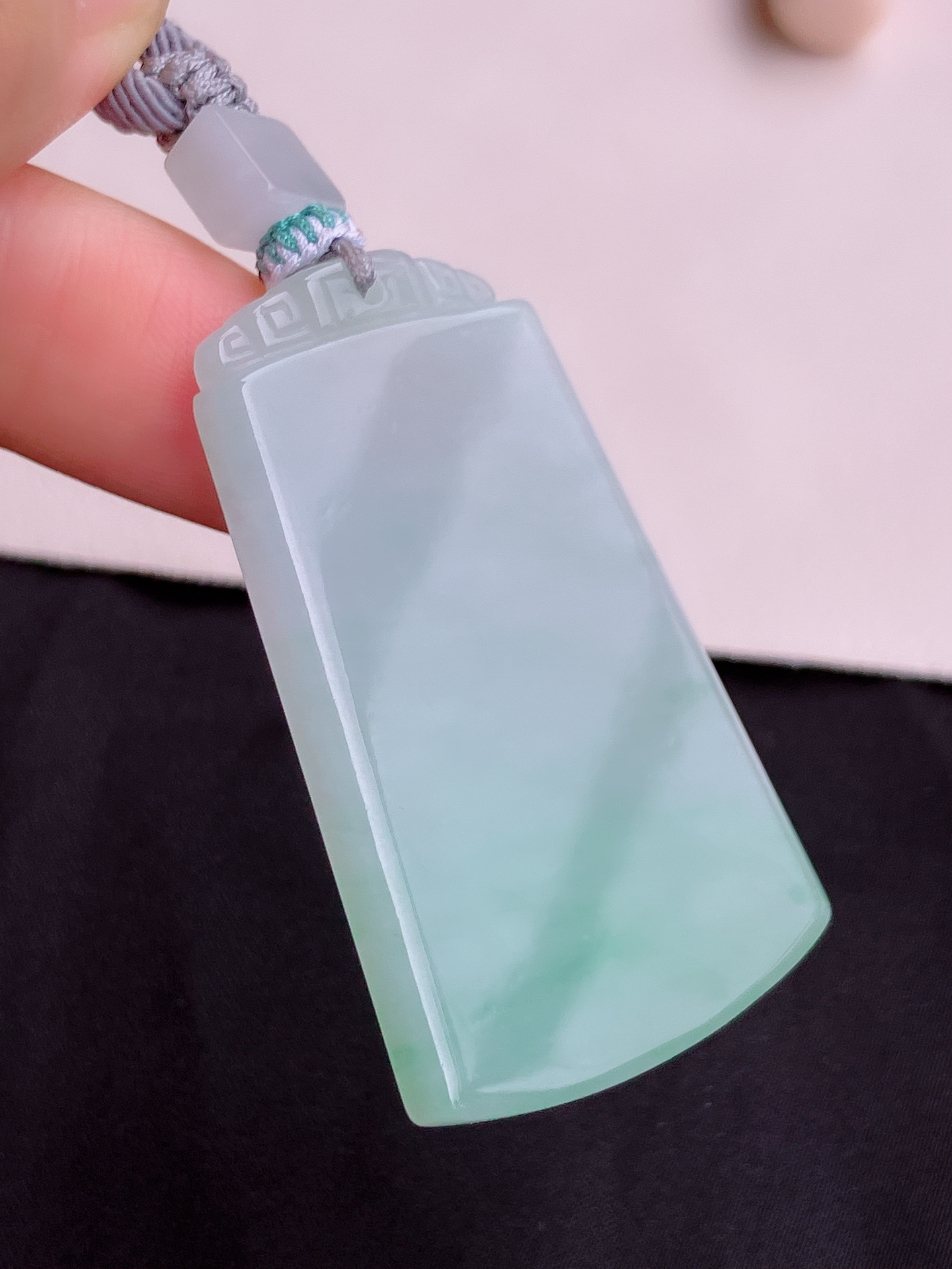 底色平安牌，细腻精致，尺寸50.8/33/5.3/自然光实拍
