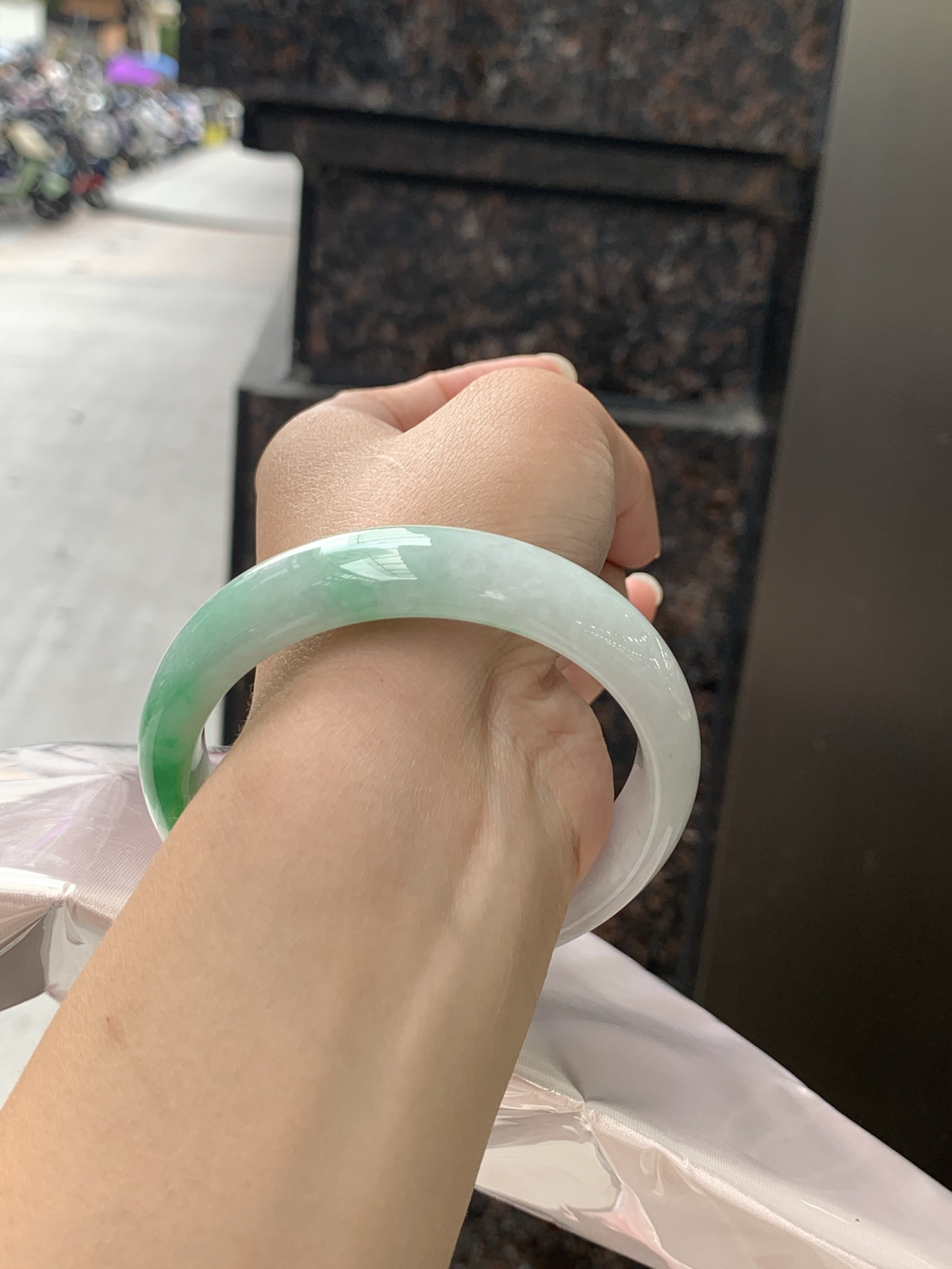 白底青正圈 58.2-14.2-8 0530-N847 无裂，干净清爽的白底，配上这截阳绿，上手温柔又贵气。