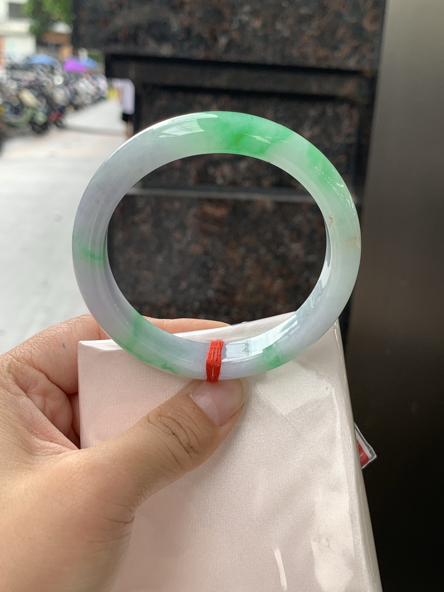 春彩正圈 57.9-11.3-8 0530-N851 打灯细纹，几抹阳绿灵动分布，紫绿双彩，色泽明艳