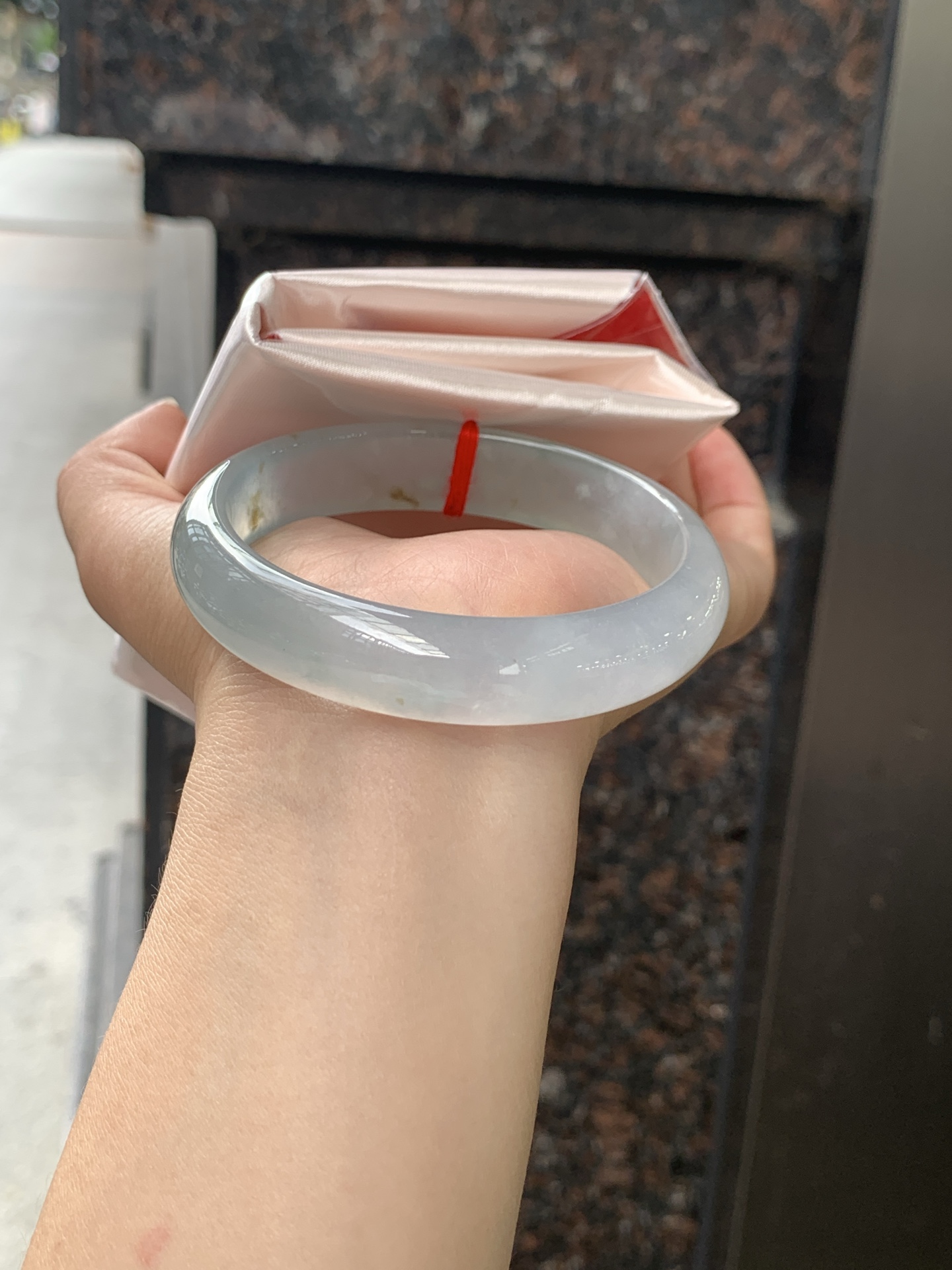 冰飘黄翡正圈 58.7-13.2-7.2 0530-4A119 底妆冰润细腻，一抹橄榄黄翡，仿佛晨曦初升的太阳，又似甜蜜的蜜糖，金灿灿的，十分惹眼