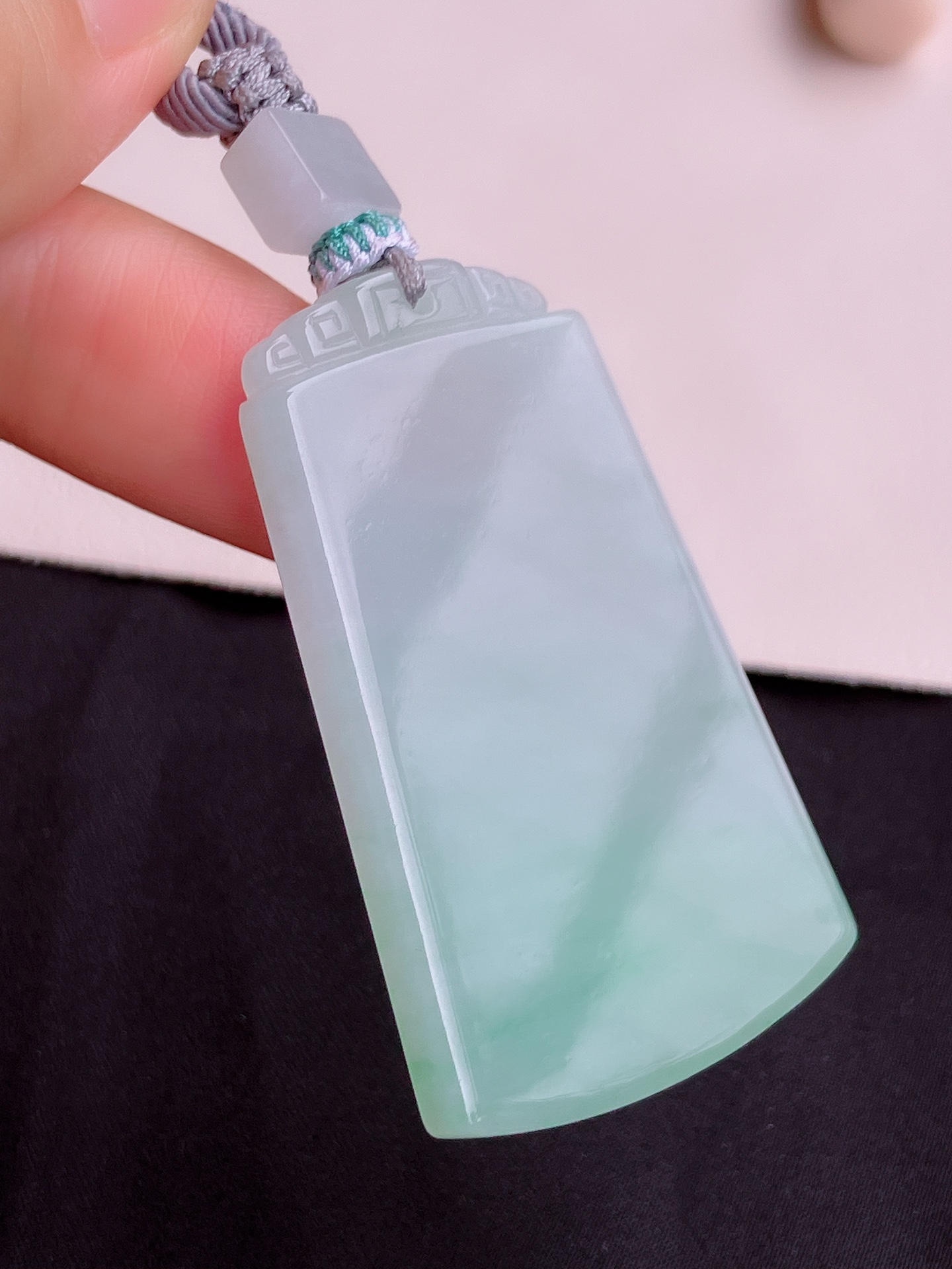底色平安牌，细腻精致，尺寸50.8/33/5.3/自然光实拍