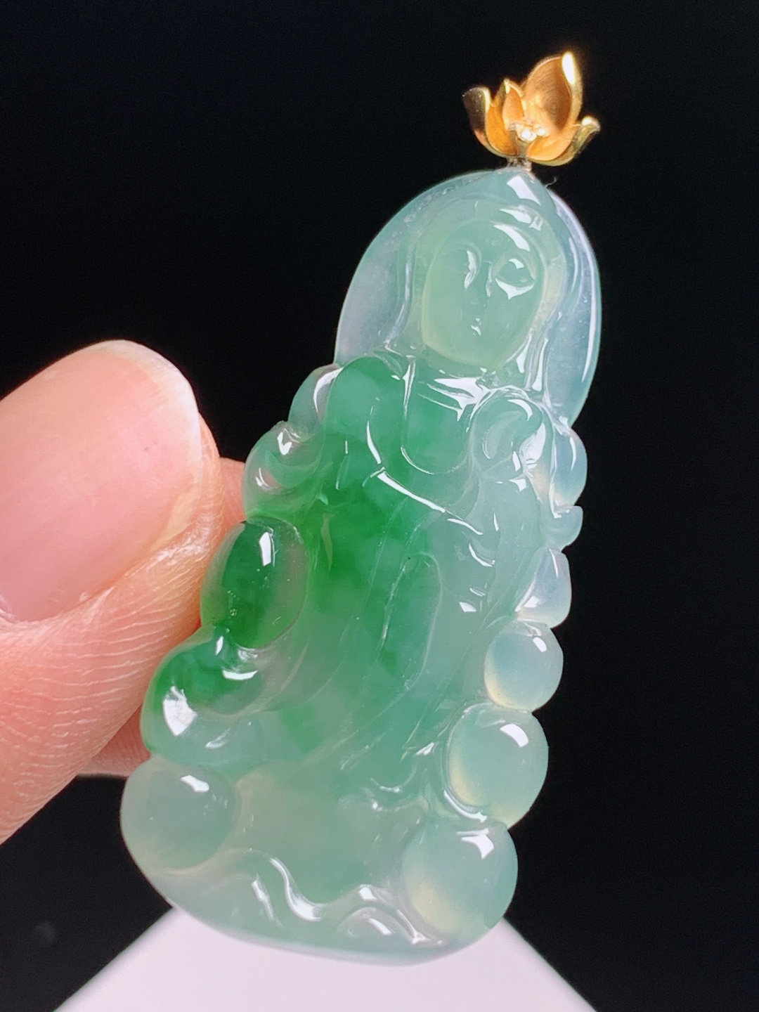 冰种飘绿观音吊坠，种水细腻温润，慈心庇佑平安吉祥