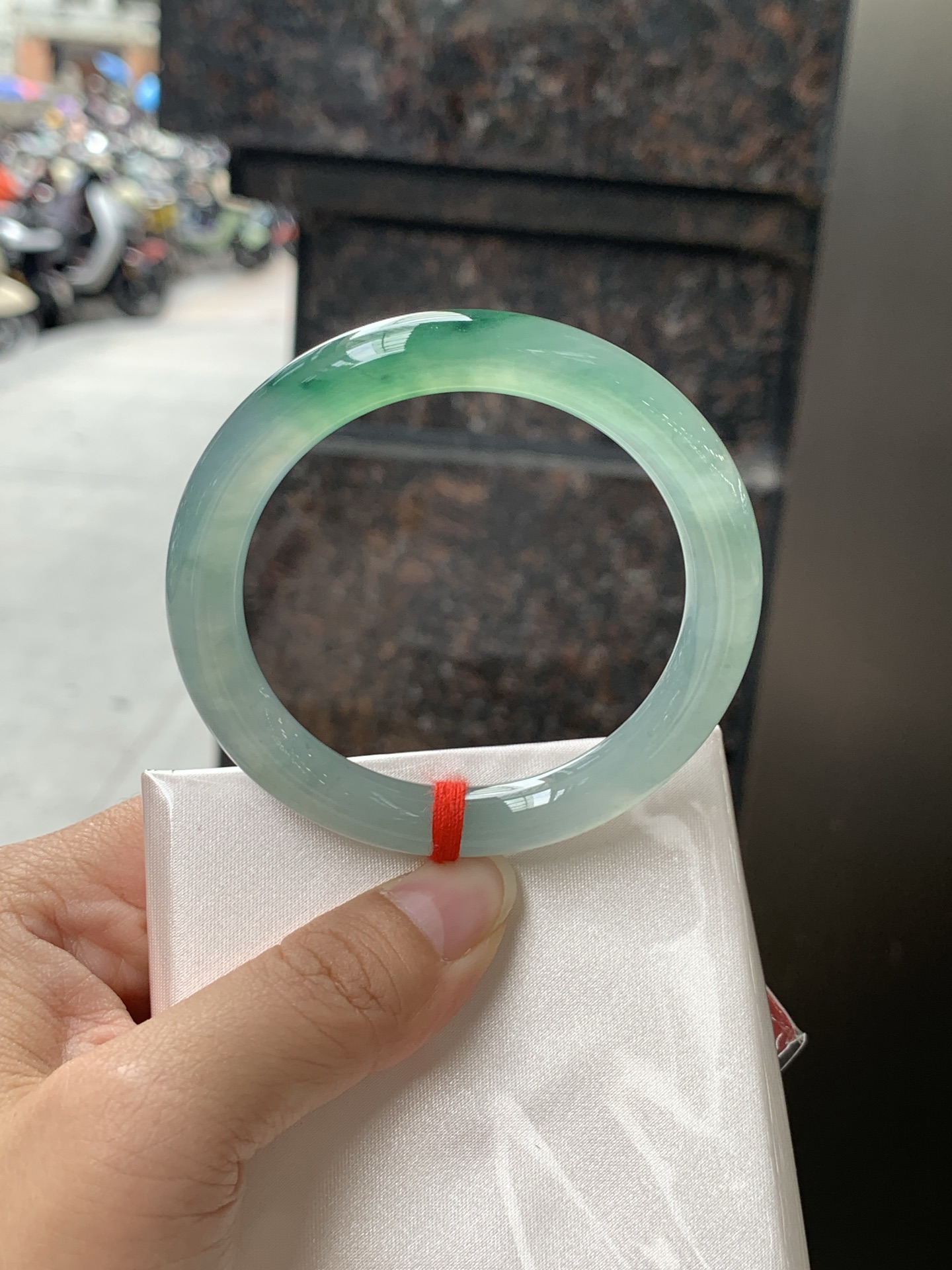 冰飘花圆条 52.5-9-8.8 0530-N856 打灯细纹，底妆冰润细腻，绿花灵动飘逸，勾勒出一幅唯美诗意的山水意境画，古典优雅又秀气