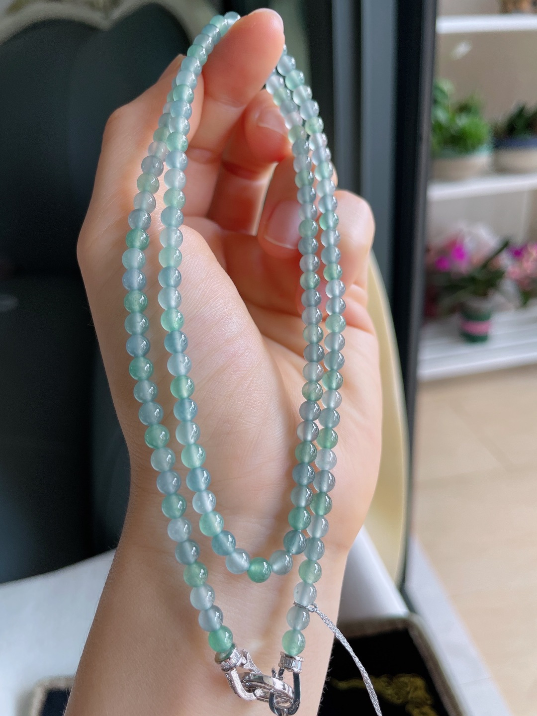️，天然翡翠A货，冰三彩珠链，尺寸：4.4mm133颗。【编4238】