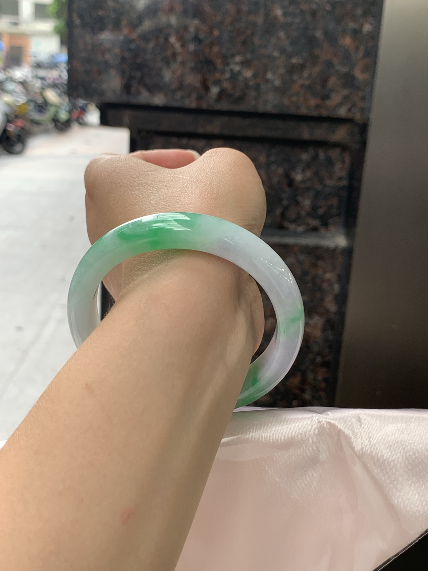 春彩正圈 57.9-11.3-8 0530-N851 打灯细纹，几抹阳绿灵动分布，紫绿双彩，色泽明艳