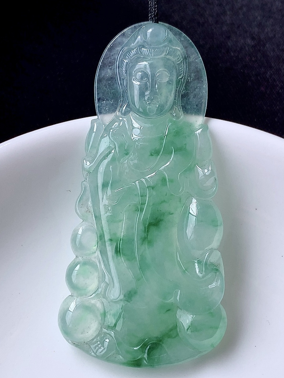 冰飘花观音挂件 品相端正，花色灵动，种老细腻水润，佩戴简单大方，57-27.4-4.6