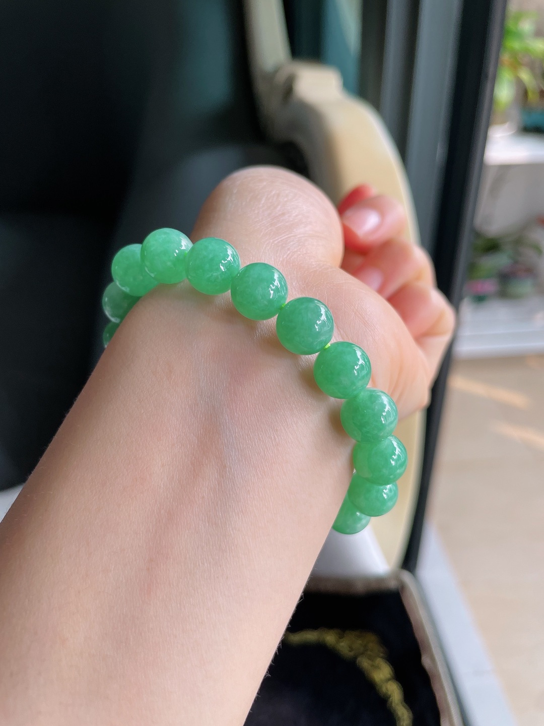 天然翡翠A货，冰满绿手串，尺寸：10mm。【编3895】