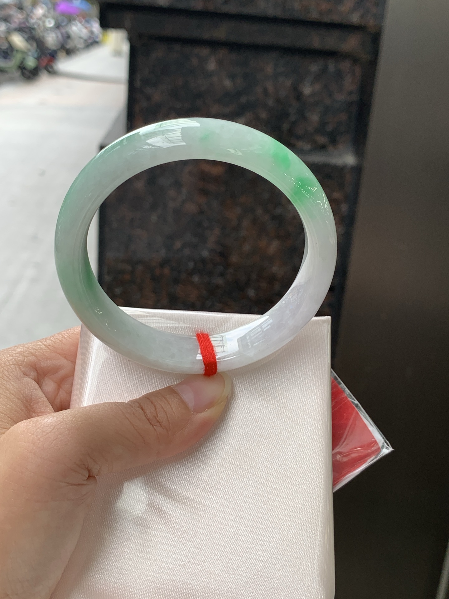 白底青正圈 58.2-14.2-8 0530-N847 无裂，干净清爽的白底，配上这截阳绿，上手温柔又贵气。