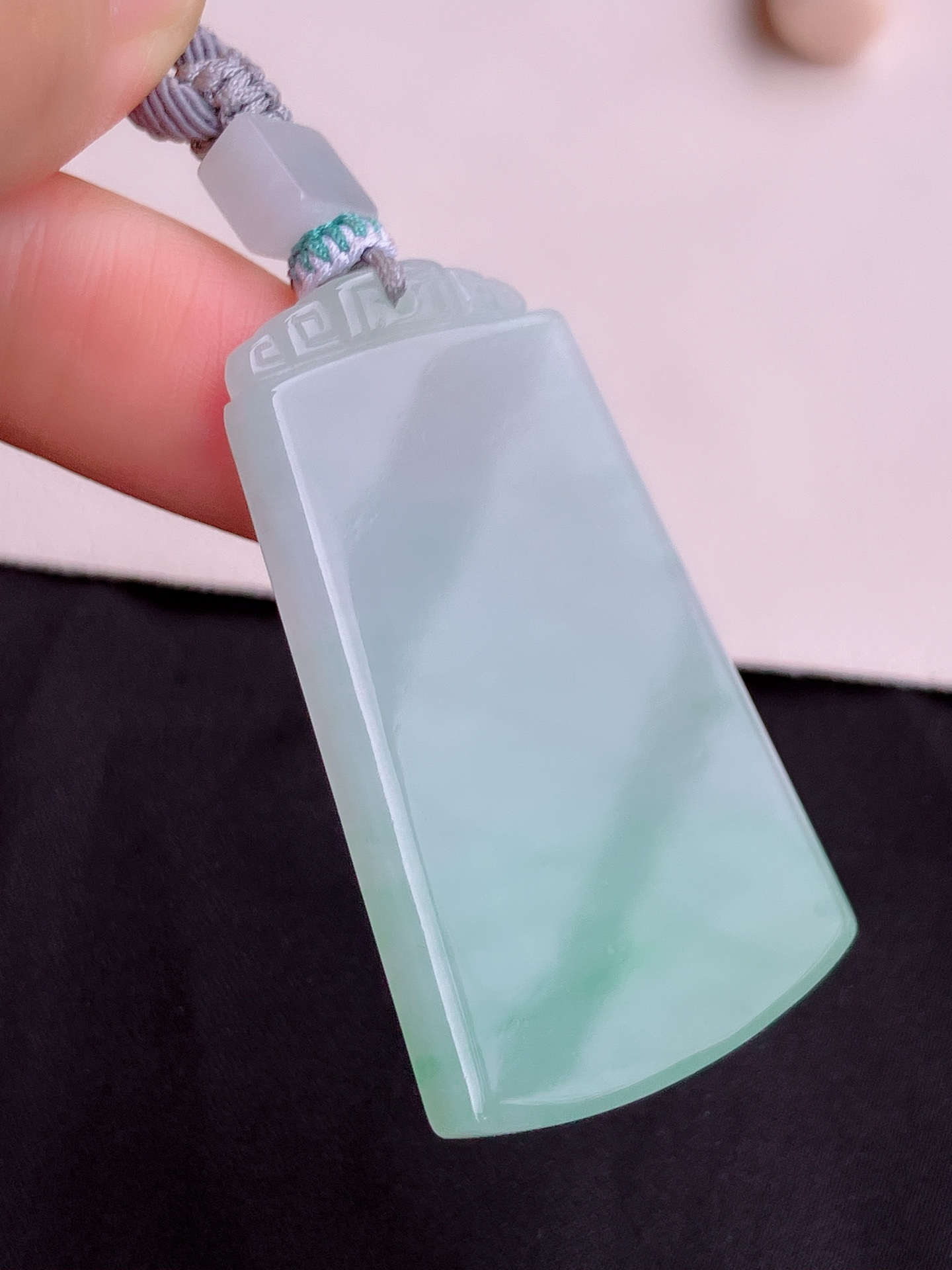底色平安牌，细腻精致，尺寸50.8/33/5.3/自然光实拍