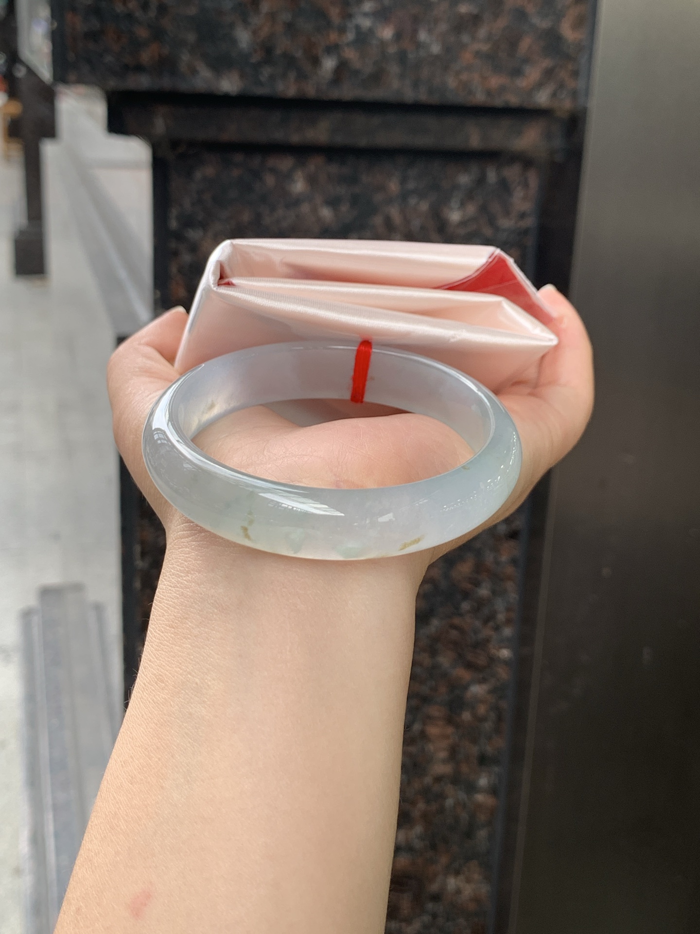 冰飘黄翡正圈 58.7-13.2-7.2 0530-4A119 底妆冰润细腻，一抹橄榄黄翡，仿佛晨曦初升的太阳，又似甜蜜的蜜糖，金灿灿的，十分惹眼
