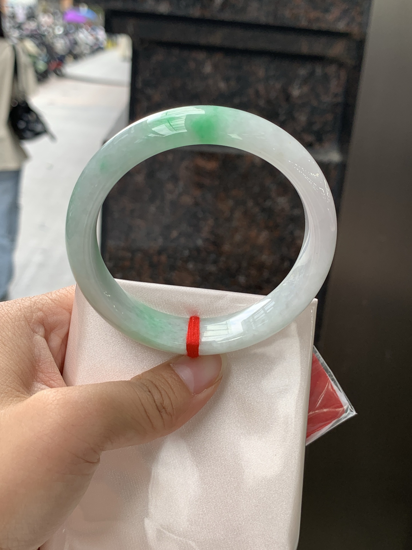白底青正圈 58.2-14.2-8 0530-N847 无裂，干净清爽的白底，配上这截阳绿，上手温柔又贵气。