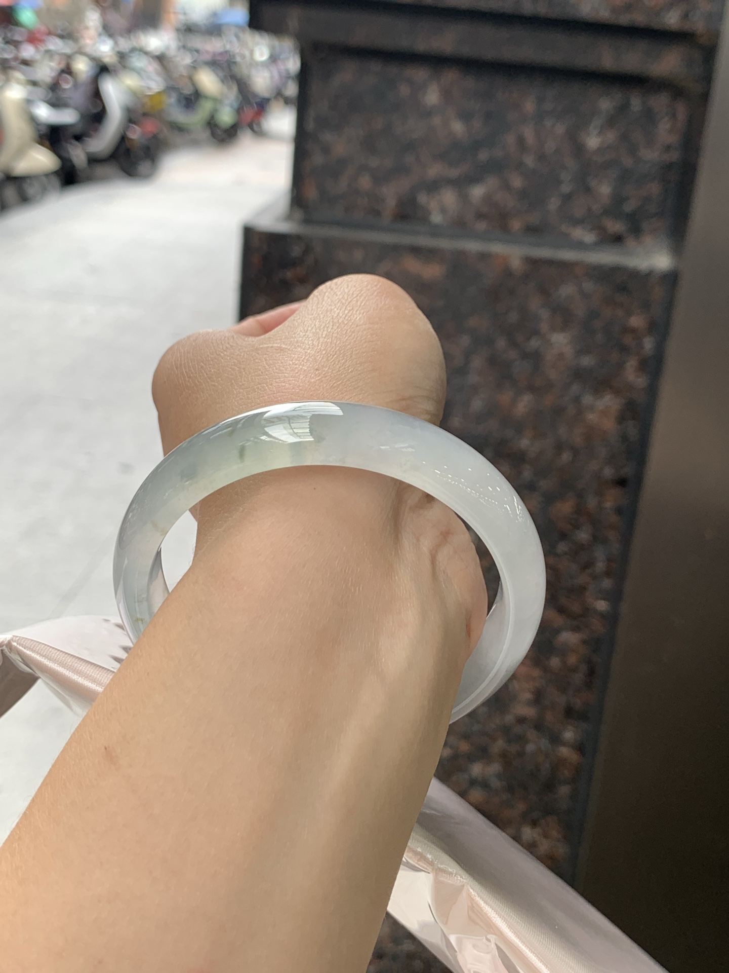 冰飘黄翡正圈 58.7-13.2-7.2 0530-4A119 底妆冰润细腻，一抹橄榄黄翡，仿佛晨曦初升的太阳，又似甜蜜的蜜糖，金灿灿的，十分惹眼