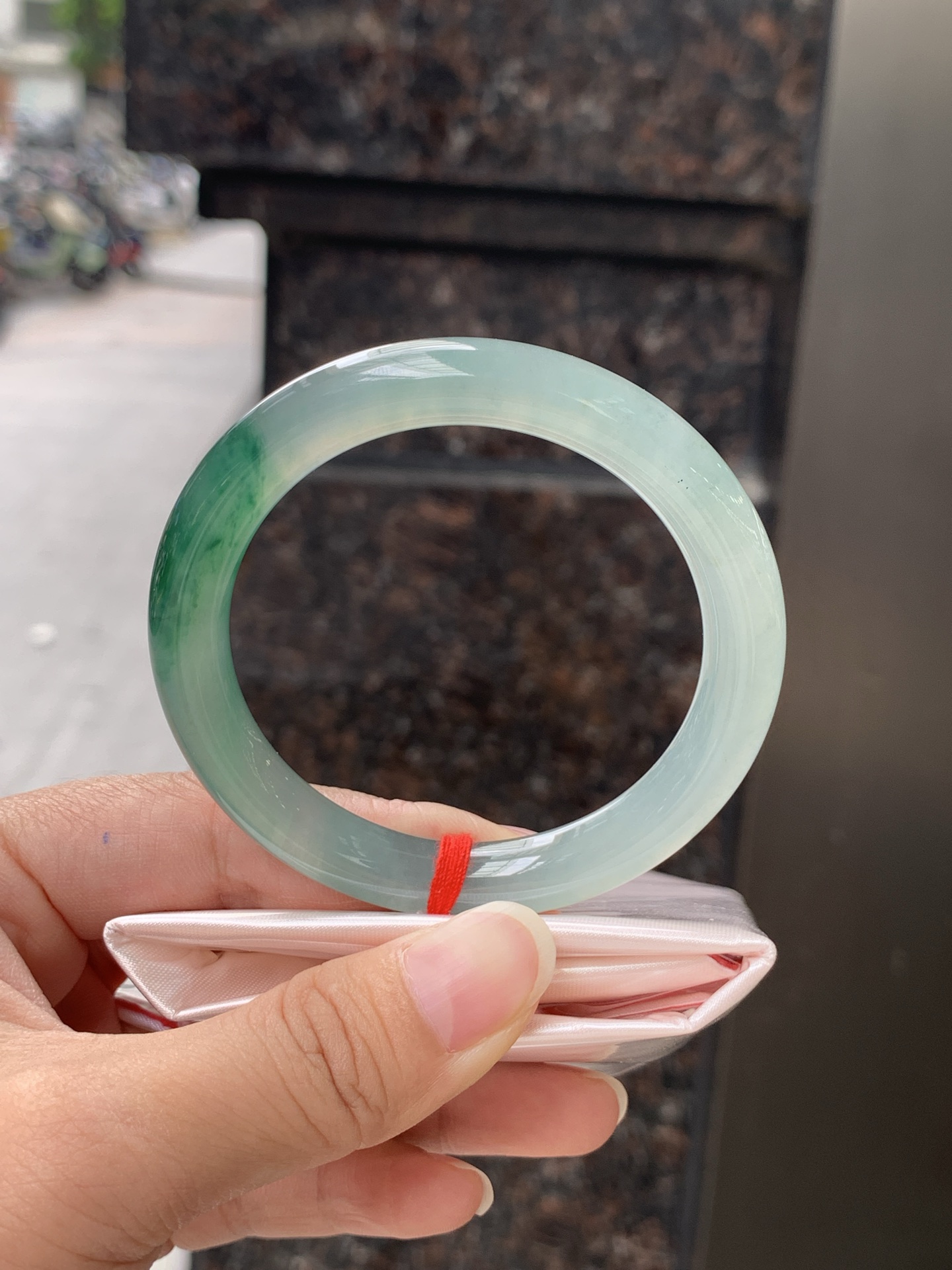 冰飘花圆条 52.5-9-8.8 0530-N856 打灯细纹，底妆冰润细腻，绿花灵动飘逸，勾勒出一幅唯美诗意的山水意境画，古典优雅又秀气
