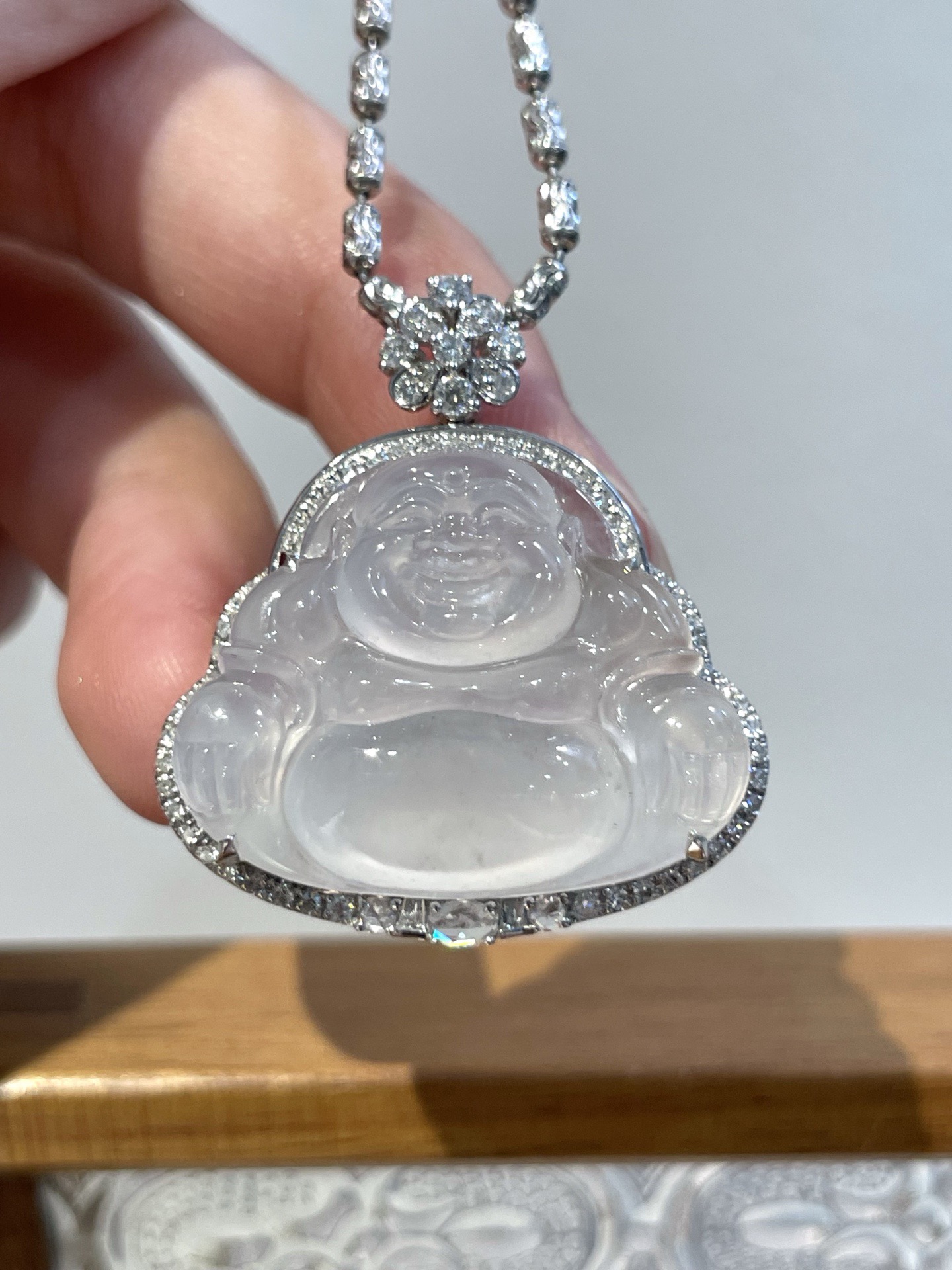 18K冰种佛公吊坠 玉质冰润通透，种老起胶，大个饱满，笑脸开怀，日常戴温婉 尺寸：整体31.1*27.8*9.9