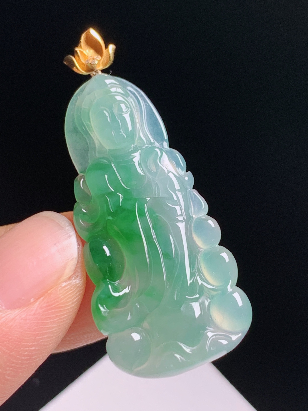 冰种飘绿观音吊坠，种水细腻温润，慈心庇佑平安吉祥