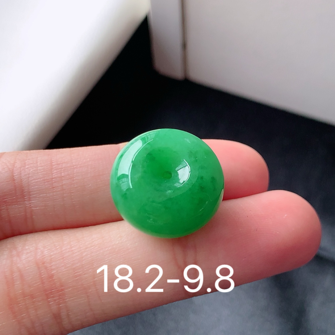 冰阳绿路路通挂件 无裂,厚装 翠色鲜阳 佩戴简约大方 货号01528，18.2-9.8