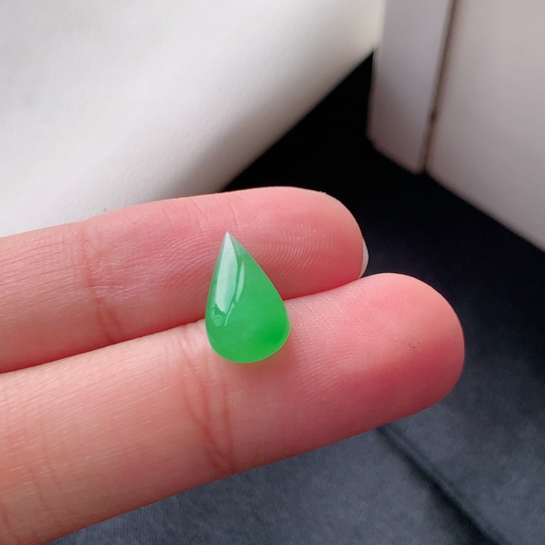 冰阳绿水滴挂件。色阳色艳，种老水润，饱满肉厚，佩戴清新优雅 货号17528，13.2-7.6-3.4