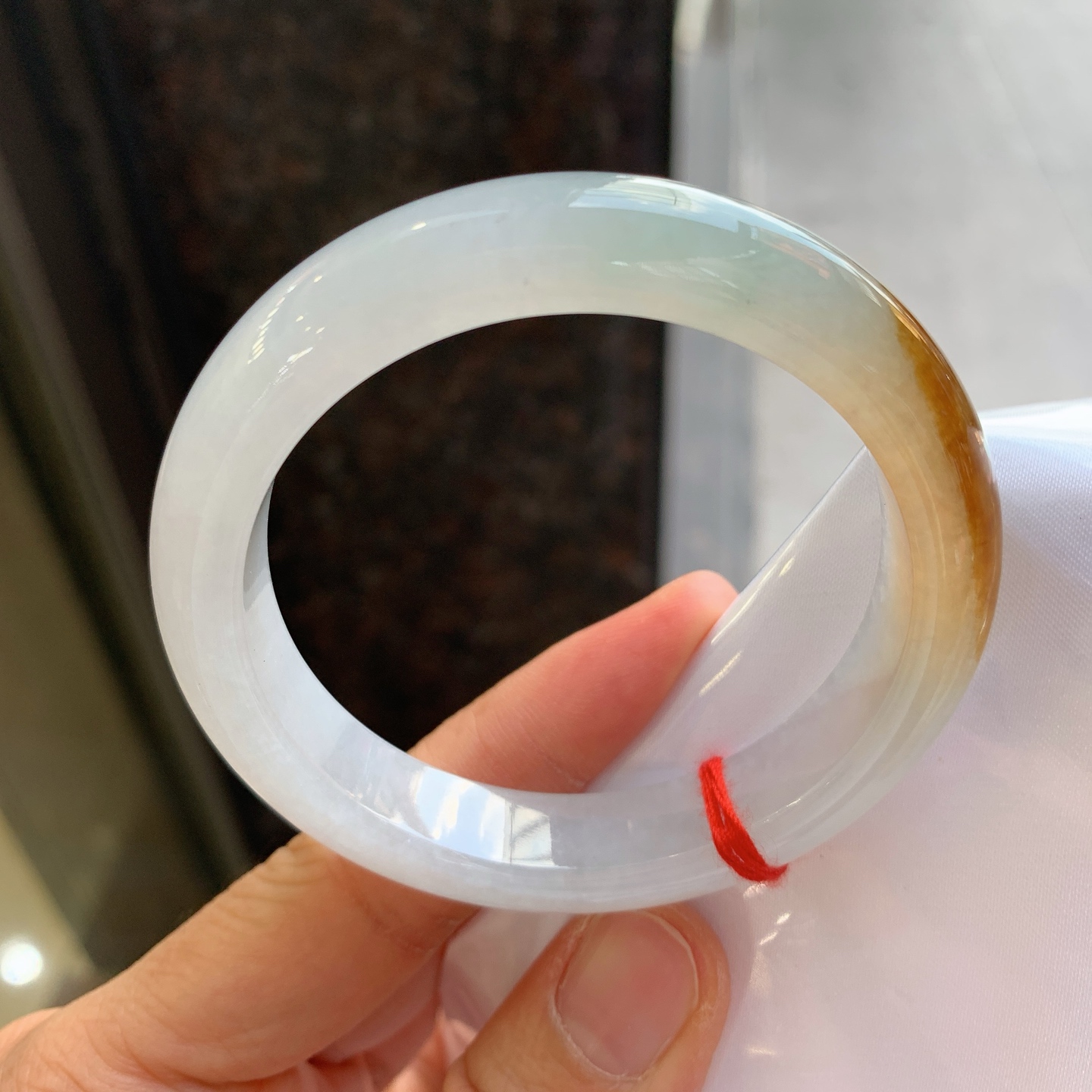 正圈冰黄翡 有两颗美人痣 尺寸：54/10.8/8 冰润