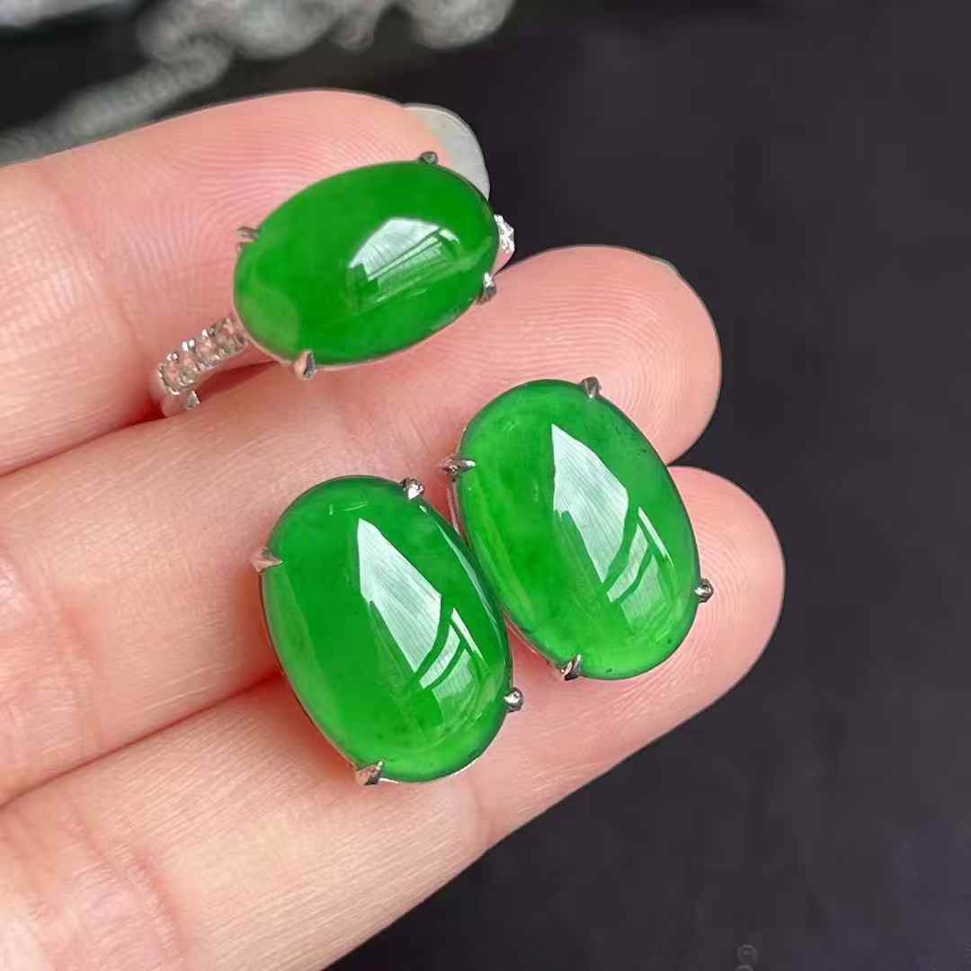 精美套装 满色辣绿蛋面戒指蛋面耳钉 品质杠杠滴 无裂，一套