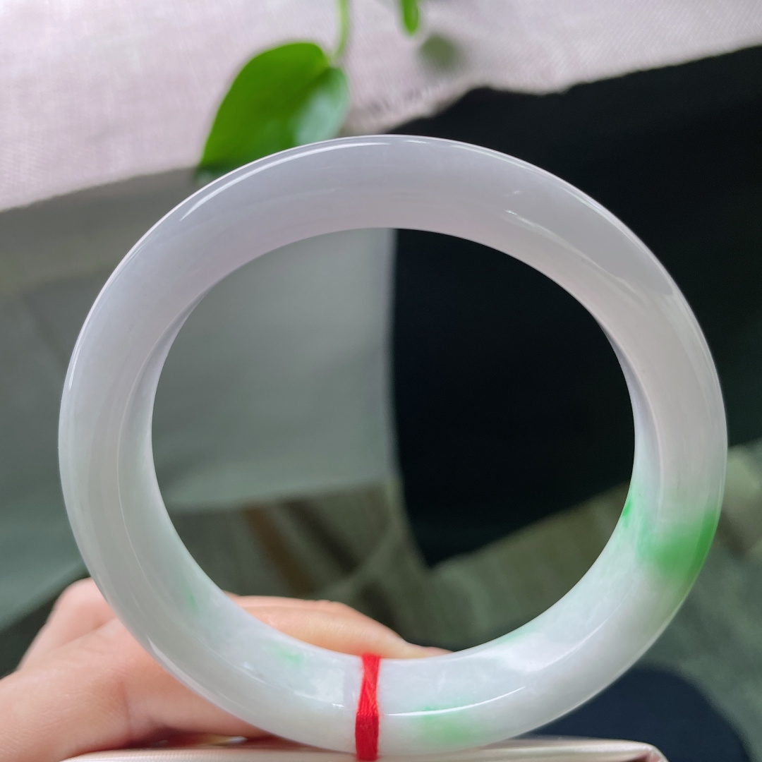 58.6/12.4/8.5飘绿正圈，水润细腻，温柔贤惠，一抹俏色灵动飘逸，有纹，ss53864a