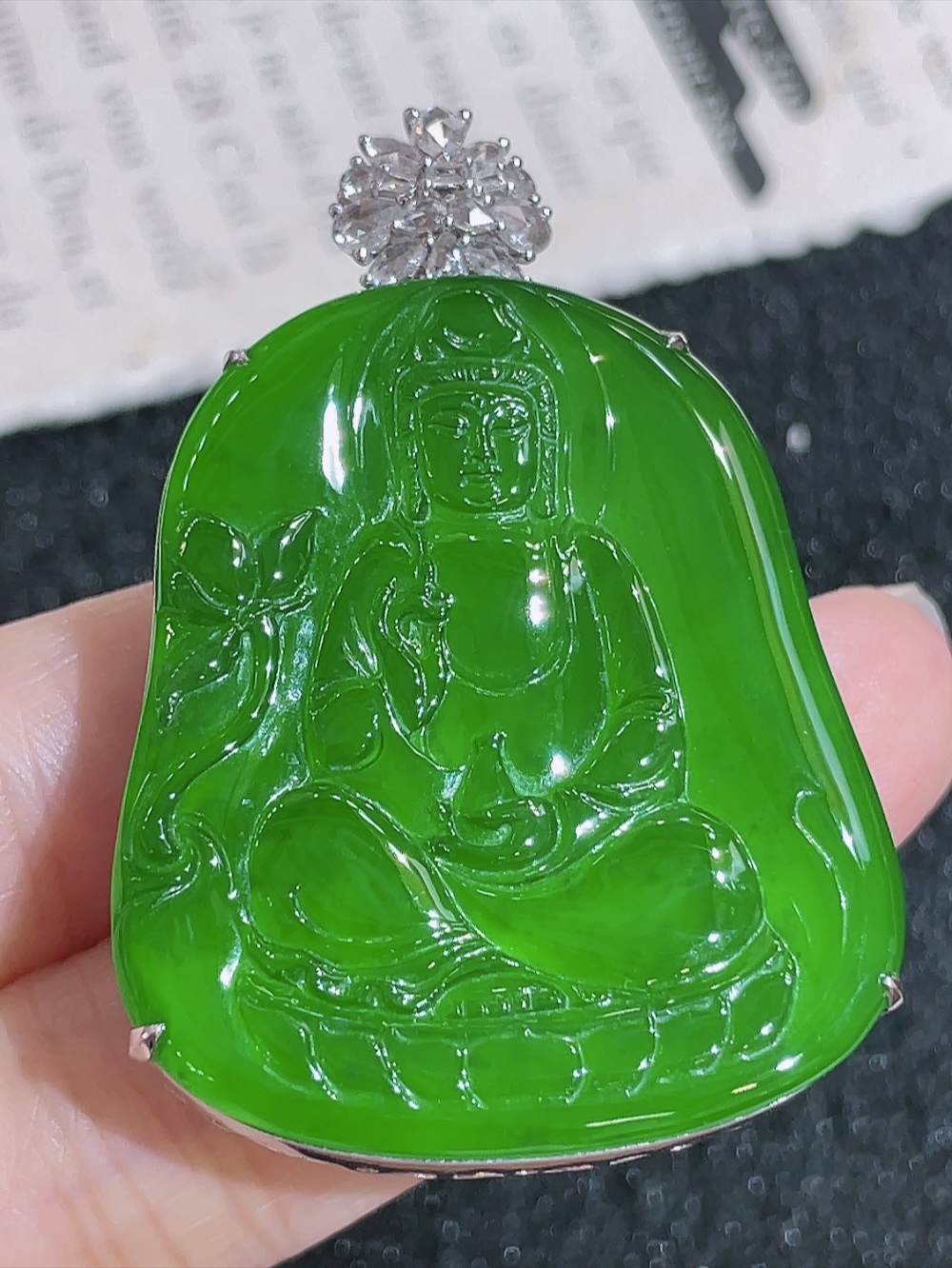 帝王绿大观音吊坠，无裂，18k金镶嵌，种水，盖中盖，重金镶嵌，厚装饱满，慈眉善目，普度众生，高端大气，性比高48.8-32.8-9.5裸石39.3-32.8