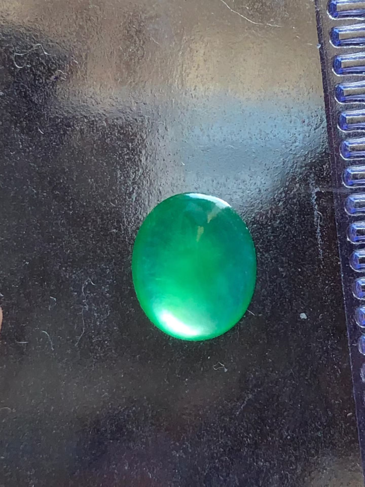 阳绿蛋面，玉质细腻水润，色泽甜绿，起荧光，质量美。