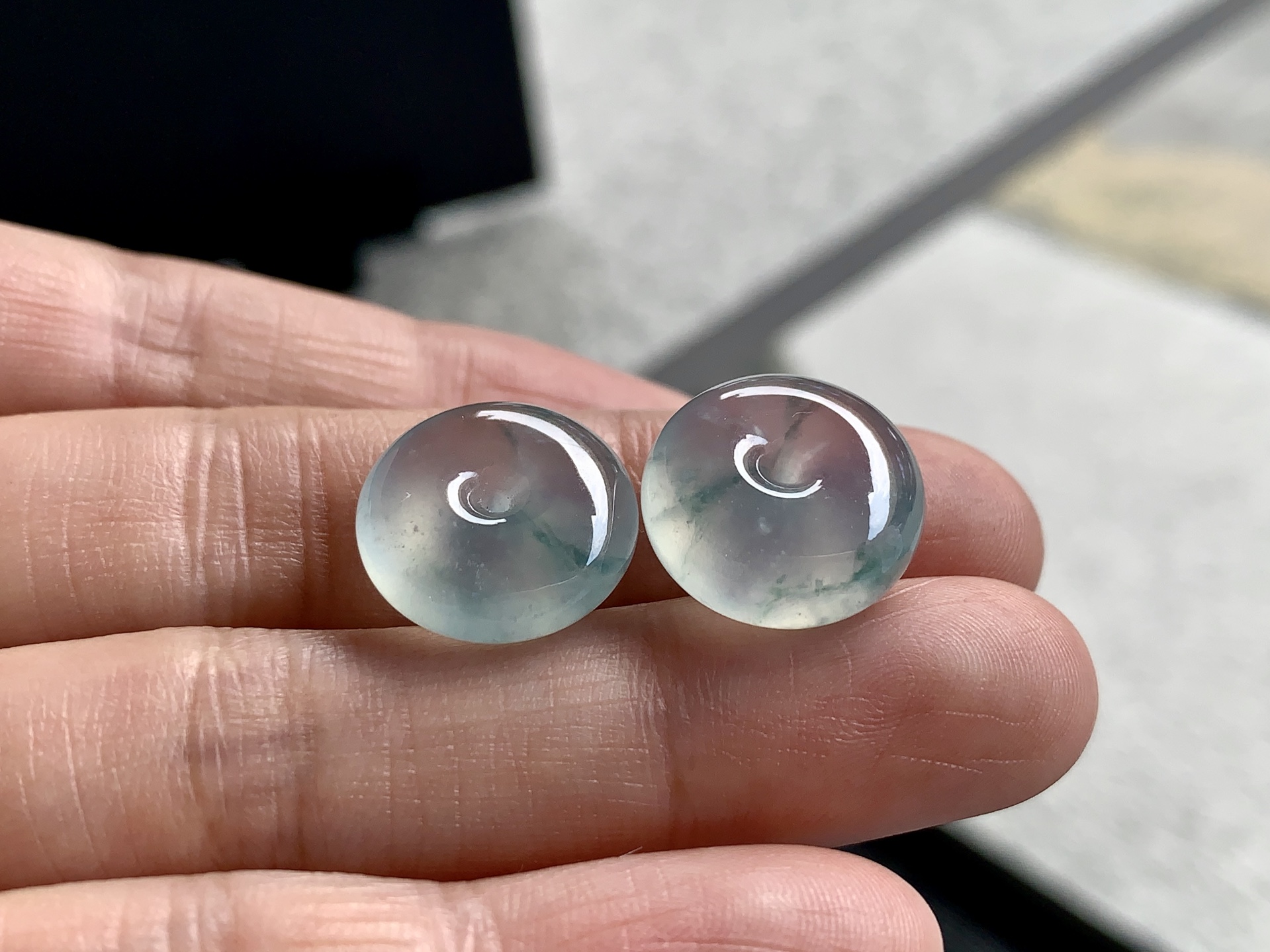 飘彩平安扣一对，玉质冰润细腻，尺寸14.9×6 / 15.3×7.7