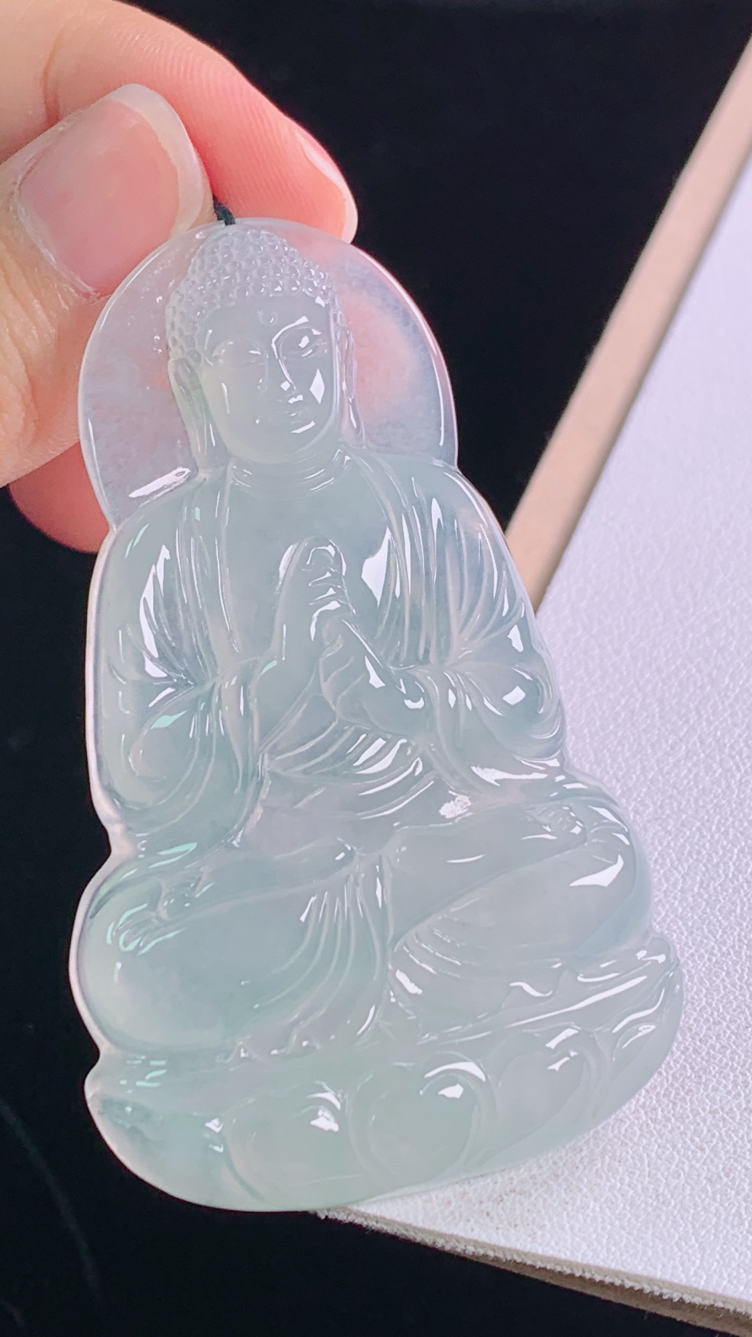 冰种大日如来，冰透起光，雕工精湛，无裂，尺寸:65.0-40.3-6.2mm 26