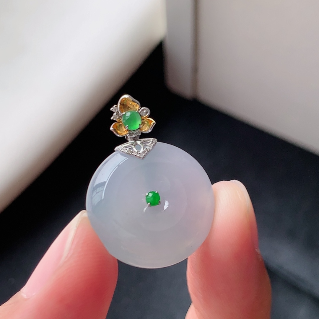冰紫平安扣吊坠。品相喜悦，冰润冰胶，花色灵动，佩戴优雅灵气 货号25528，27-19.6-6.8