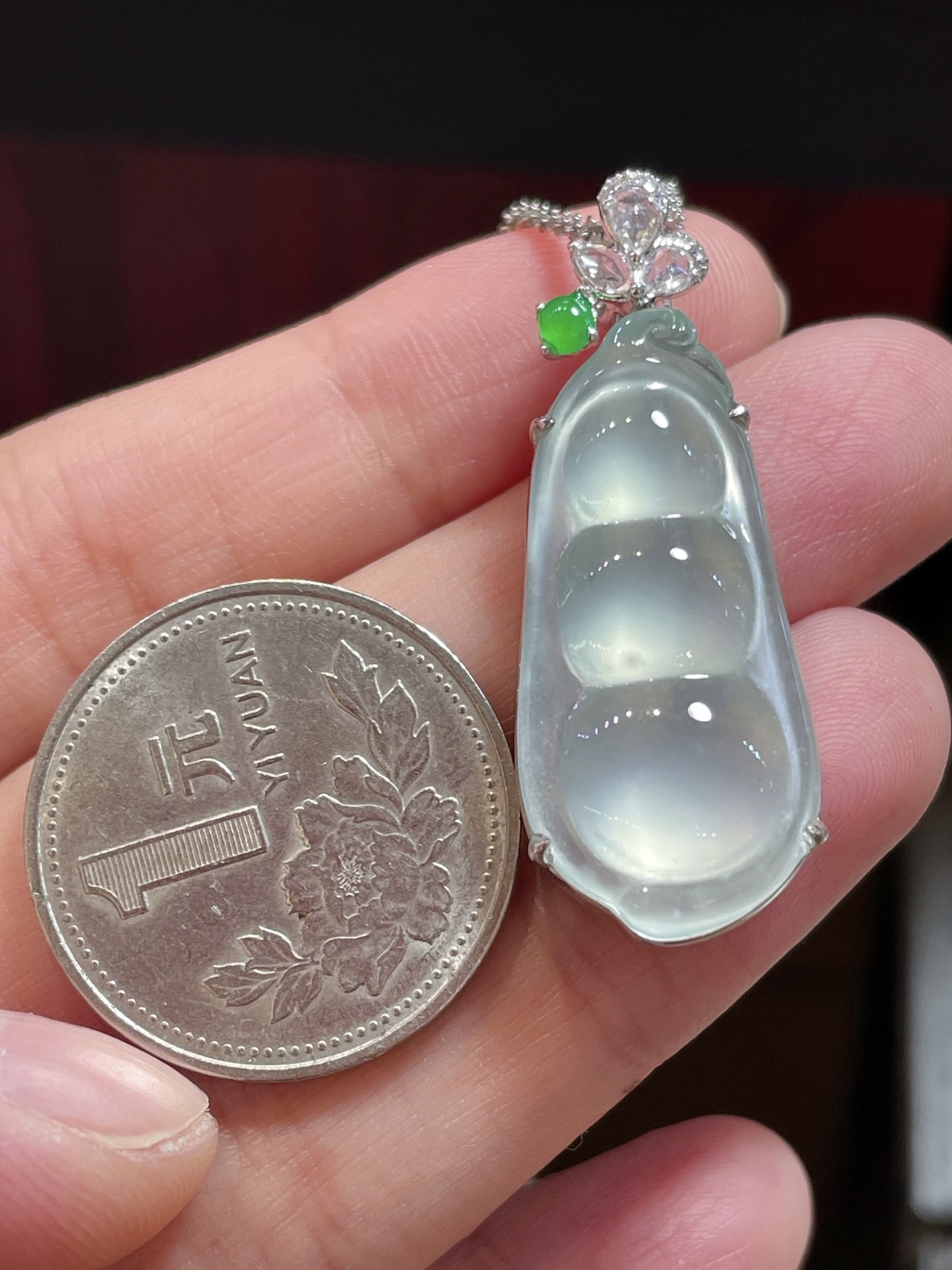 ️ 天然翡翠A货冰种福豆吊坠， ️ 很纯很冰，料子够厚装 无裂，18k真金镶嵌，30.8-14.6