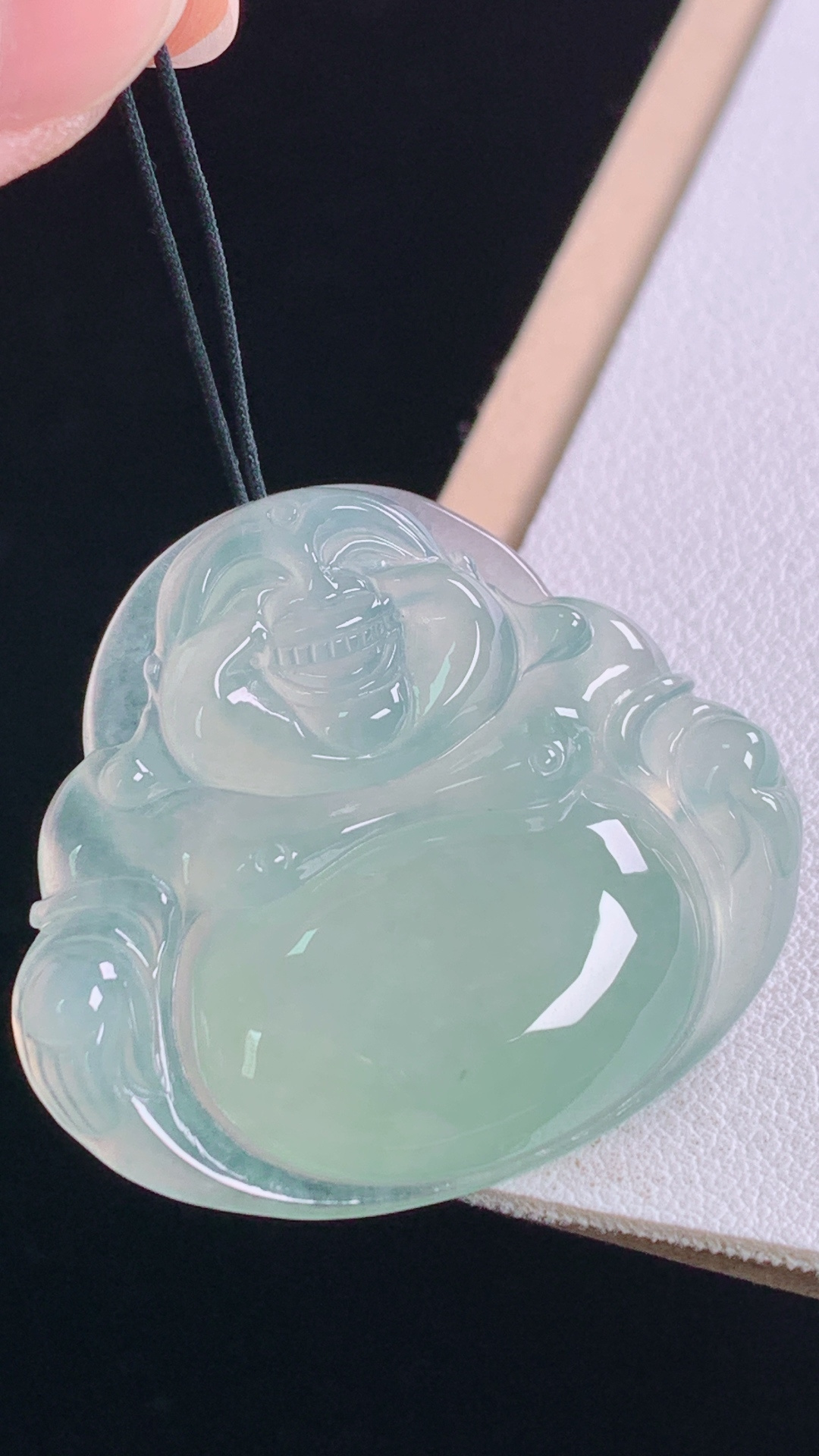 ️冰种佛公冰润荧光，水润清爽，无裂，尺寸:31.9-36.0-6.4mm 26