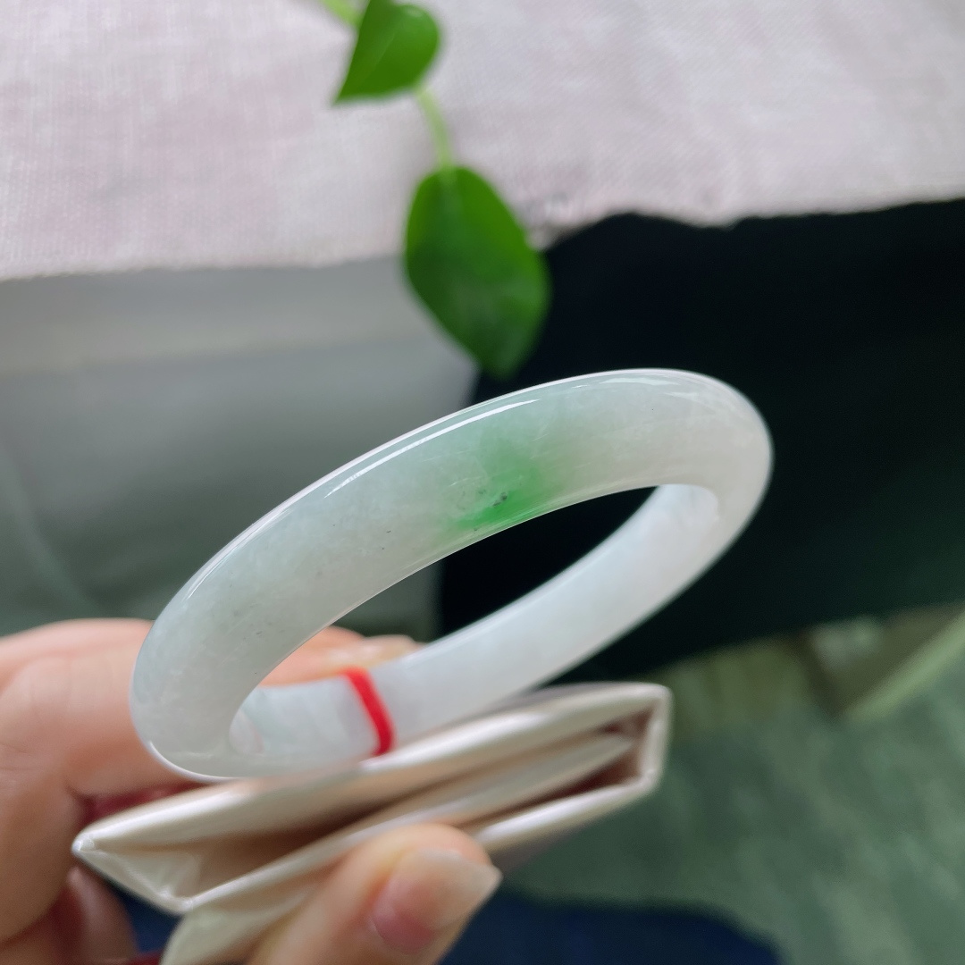 55.4/10.2/8.2，白底青正圈，肉质细腻，水润，条形秀气，佩戴优雅，有纹，ss53785a