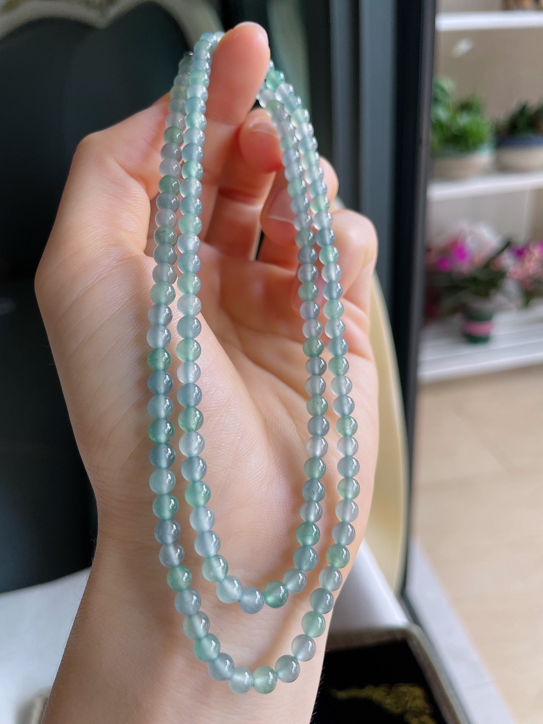 ️，天然翡翠A货，冰三彩珠链，尺寸：4.4mm133颗。【编4238】