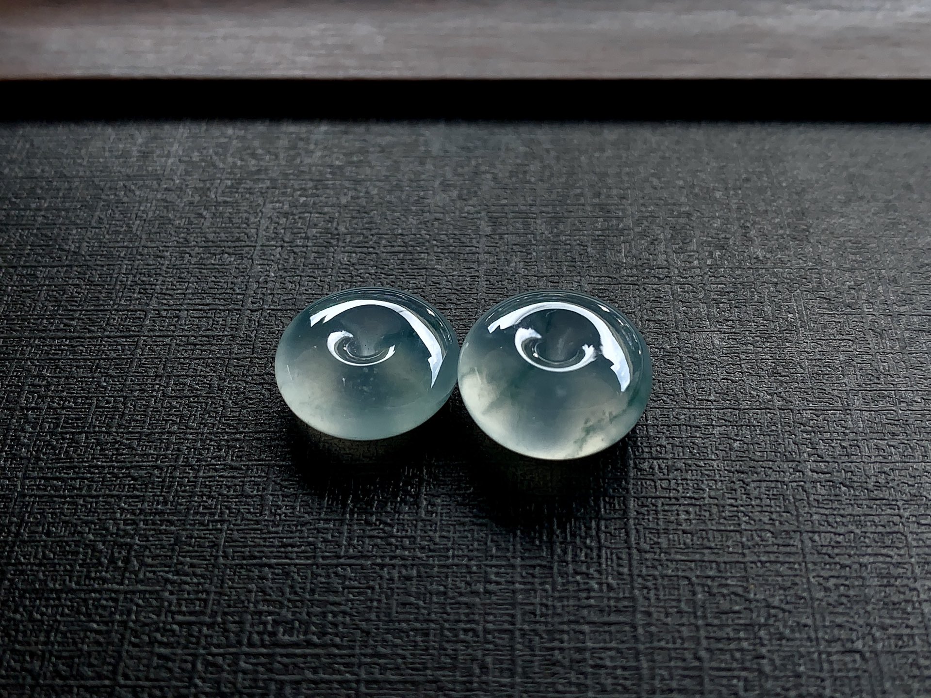飘彩平安扣一对，玉质冰润细腻，尺寸14.9×6 / 15.3×7.7