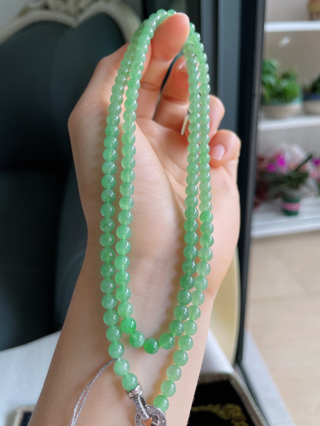 缅甸天然翡翠A货，冰满绿冰晴绿珠链，尺寸：5mm128颗。【编4154】